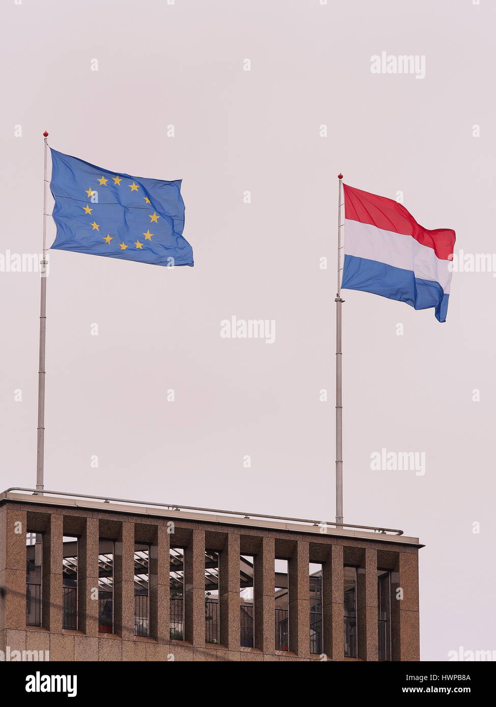 L' Unione europea e la bandiera olandese su un edificio in un cupo giorno, l'Aia 2016 Foto Stock