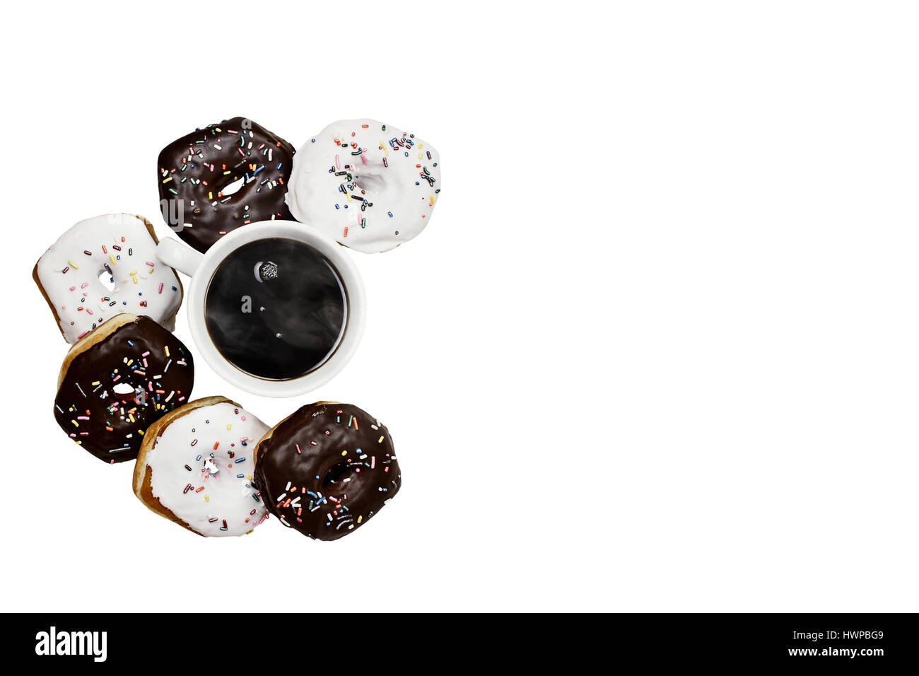 Ciambelle e caffè nero isolate su uno sfondo bianco con percorso di clipping incluso. Immagine ripresa dalla testa. Foto Stock