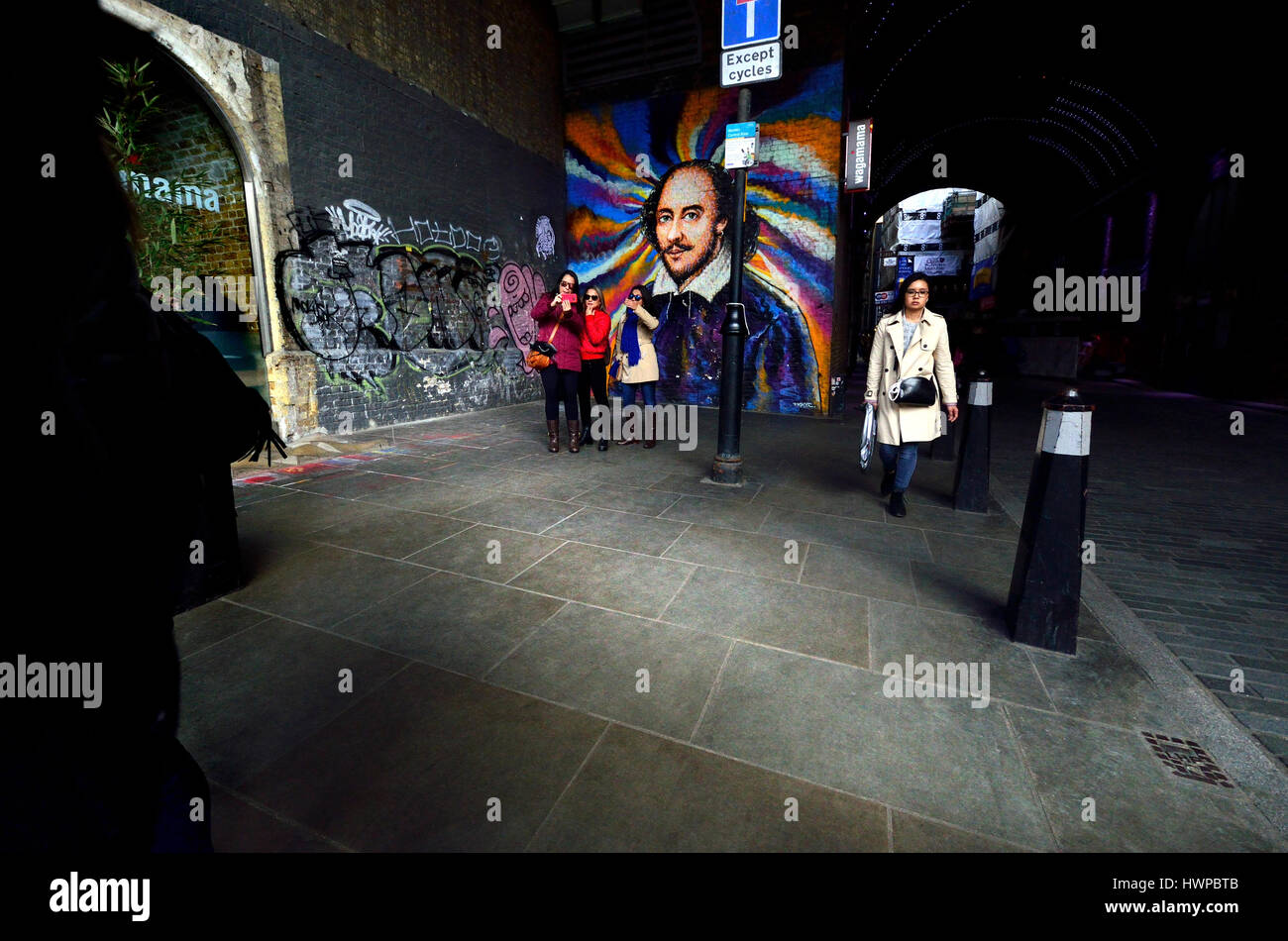 Londra, Inghilterra, Regno Unito. Southwark: William Shakespeare murale in Clink Street da "Jimmy C." (James Cochran) 2017. Le donne che prendono un gruppo selfie Foto Stock