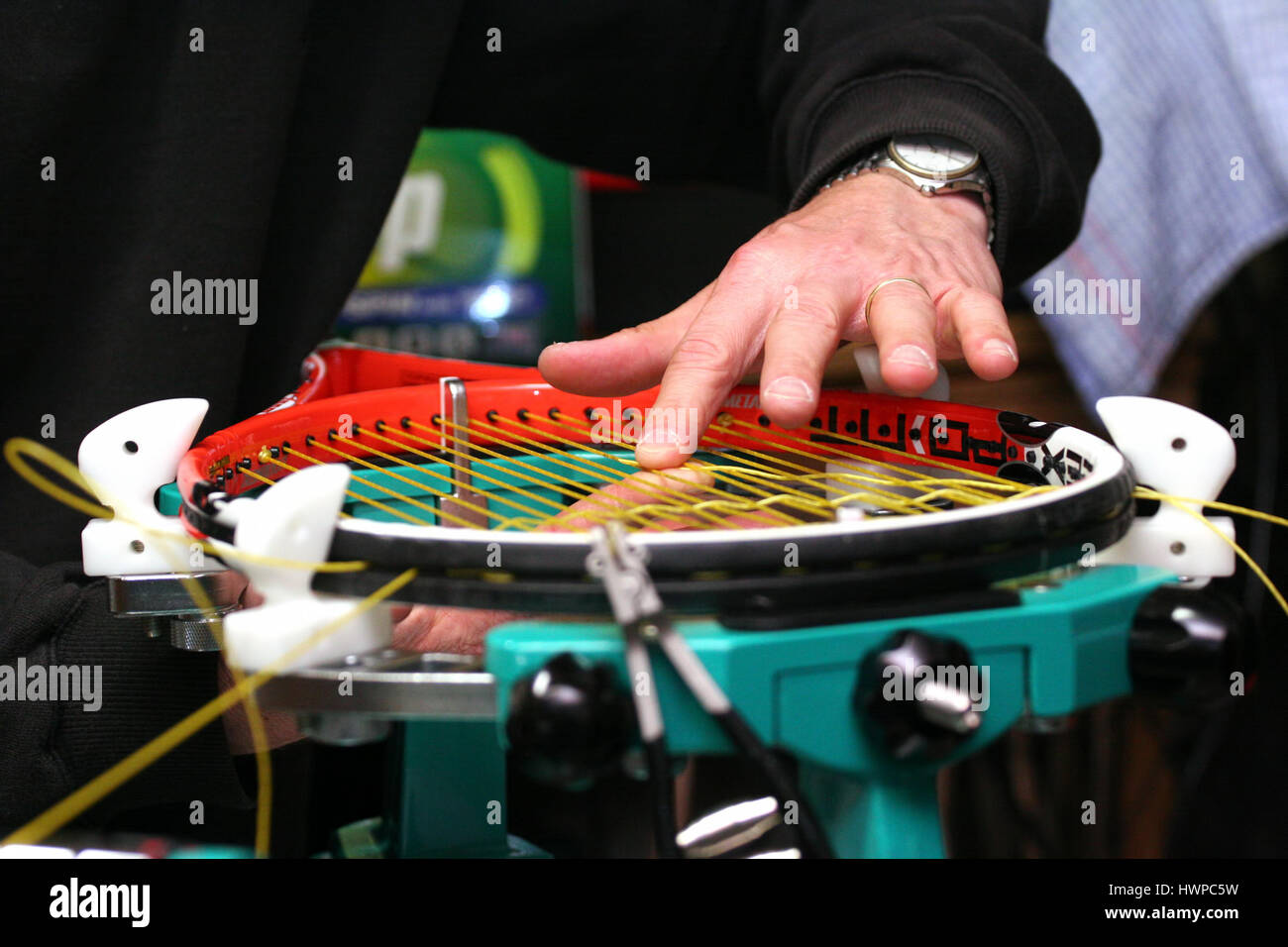 Melbourne, Australia - 17 Ottobre 2009: Racquet stringer croce di tessitura corde di budello sintetico stringa in una racchetta da tennis su un torneo di elettronica Foto Stock