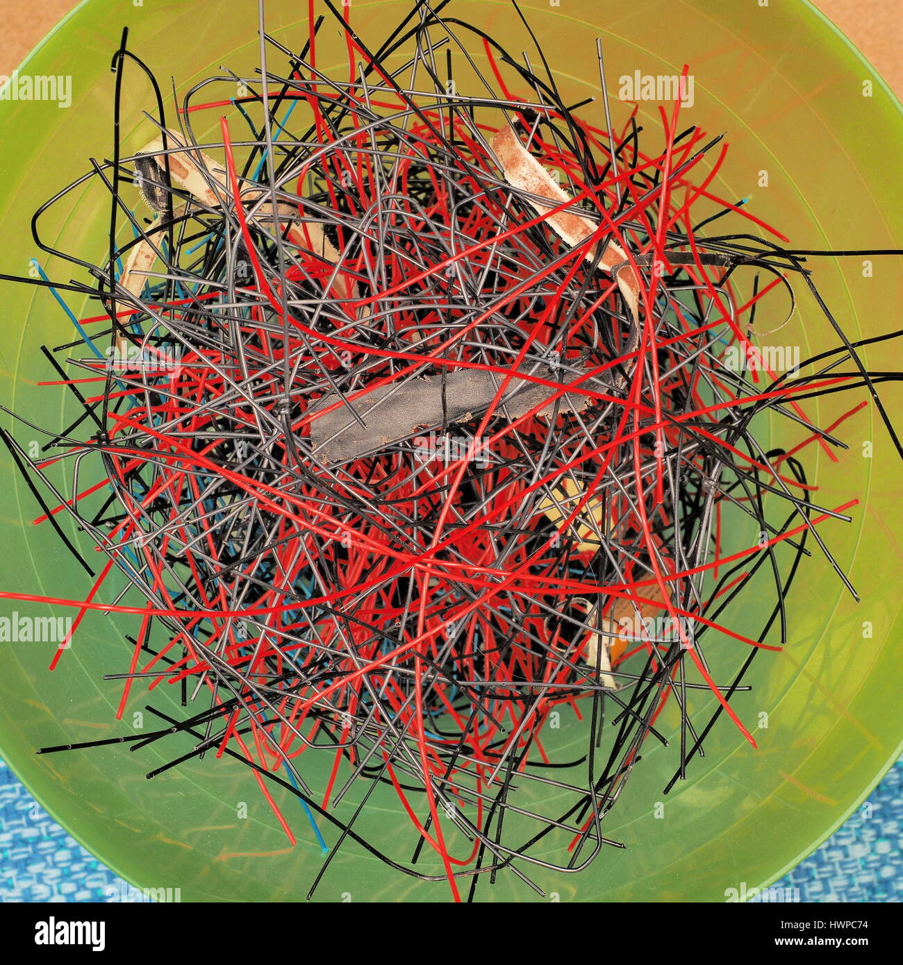 Stringa rimane che sono state tagliate fuori di racchette da tennis in preparazione dell'installazione di una nuova stringa di fresco su una macchina di tesatura di un pro shop in Foto Stock