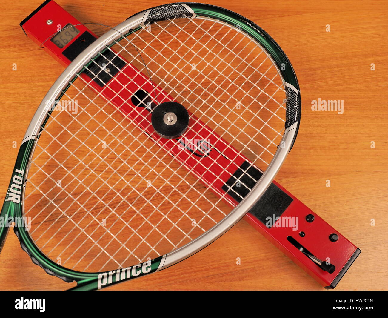 Melbourne, Australia, 2015, 9 maggio: Stringa bed rigidità di un tour di Tennis player telaio è misurata su stringhe. La misurazione è utilizzata per controllare la qua Foto Stock