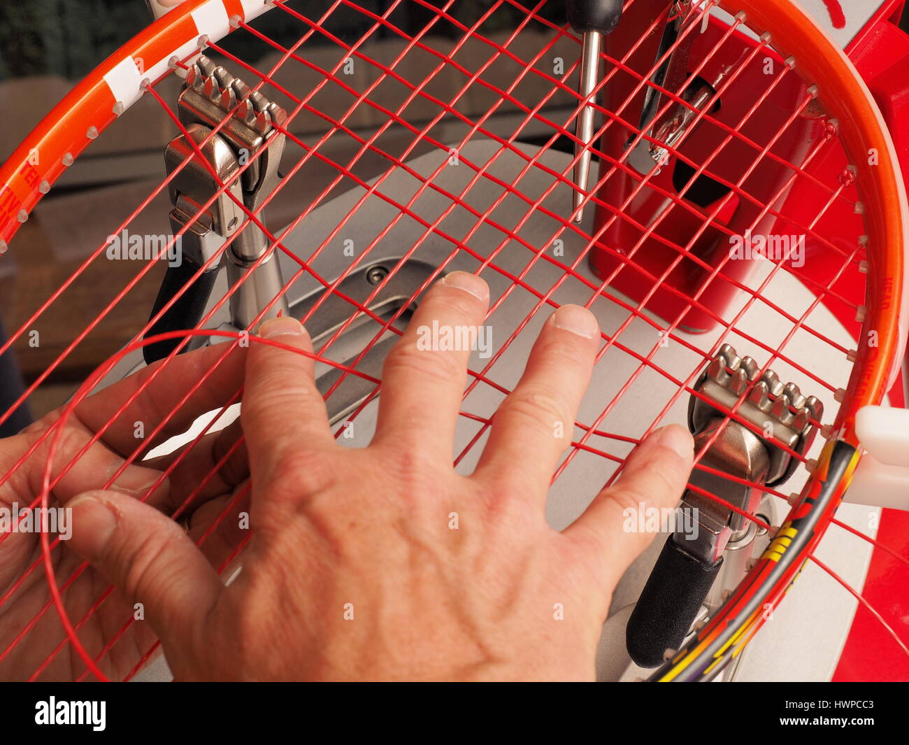 Melbourne, Australia, 2015, 9 maggio: Racquet stringer croce di tessitura stringhe di Poliestere monofilamento stringa in una racchetta da tennis su un tournam elettronico Foto Stock
