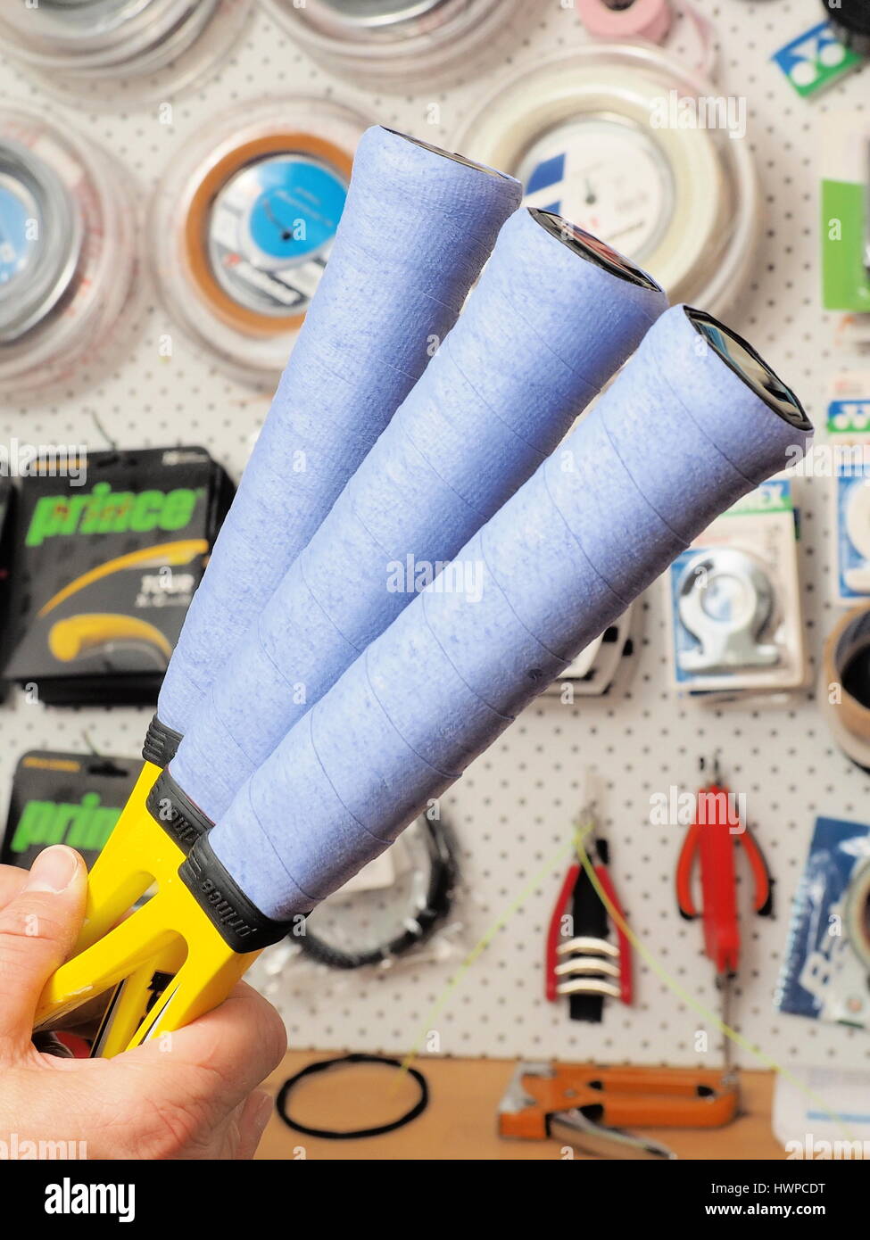 Melbourne, Australia, 2015 10 Maggio: morbido finito appiccicoso su afferra il 3 racchette da tennis dopo upsize con forniture in background di un pro shop. Foto Stock