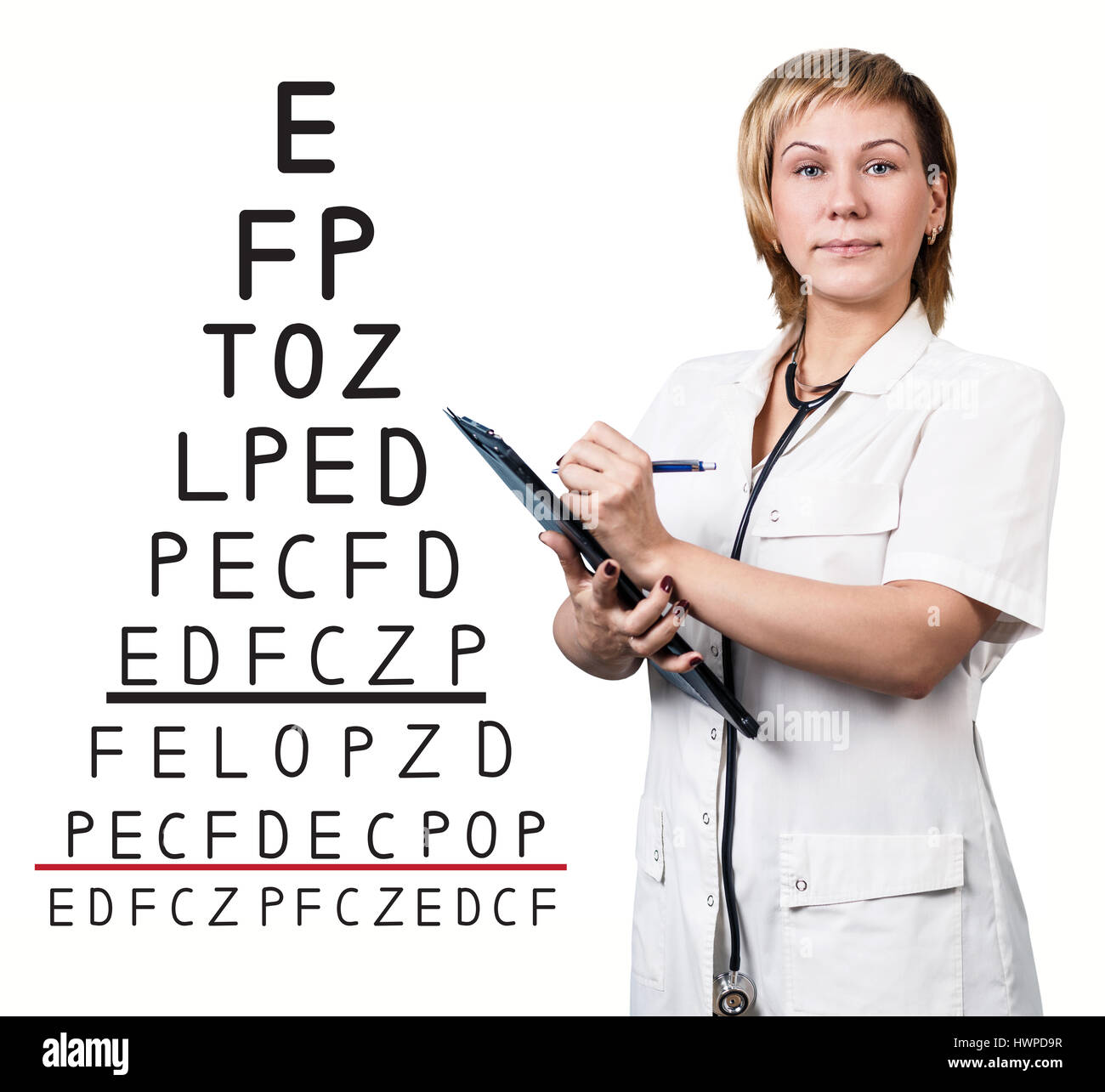 Medico donna vicino la vista tabella di dati di prova su sfondo bianco Foto Stock