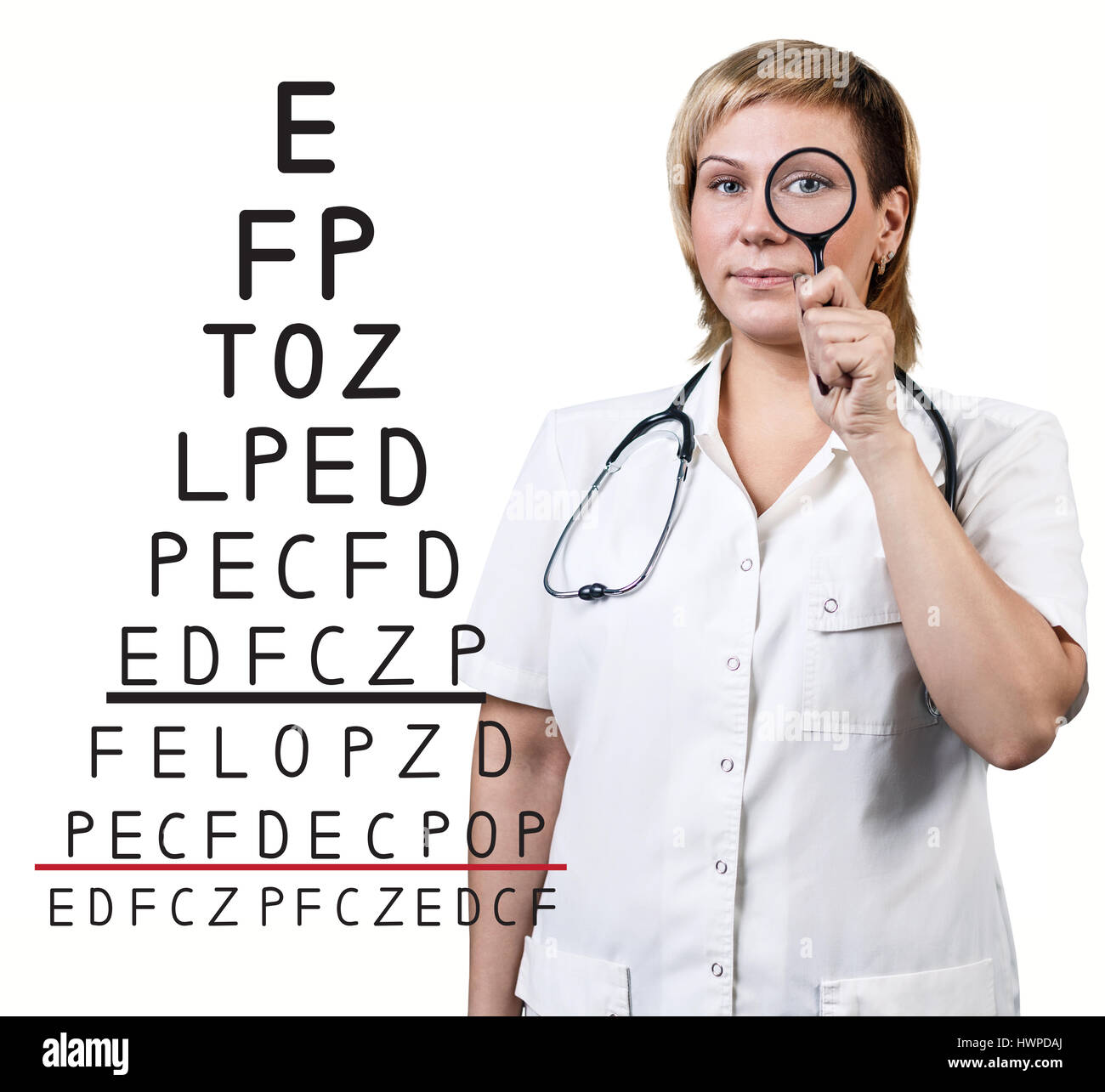 Medico donna vicino la vista tabella di dati di prova su sfondo bianco Foto Stock