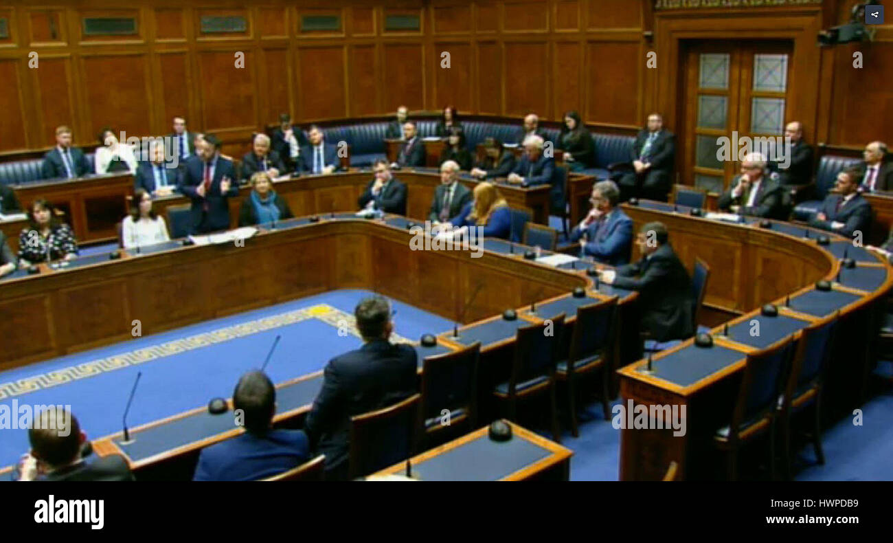 Leader SDLP Colonna Eastwood rende omaggio a Martin McGuinness durante una seduta speciale dell'Assemblea dell'Irlanda del Nord. Foto Stock