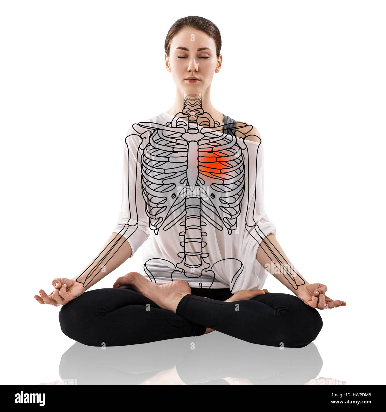 La donna in un Yoga asana con scheletro di disegno su sfondo bianco. Foto Stock