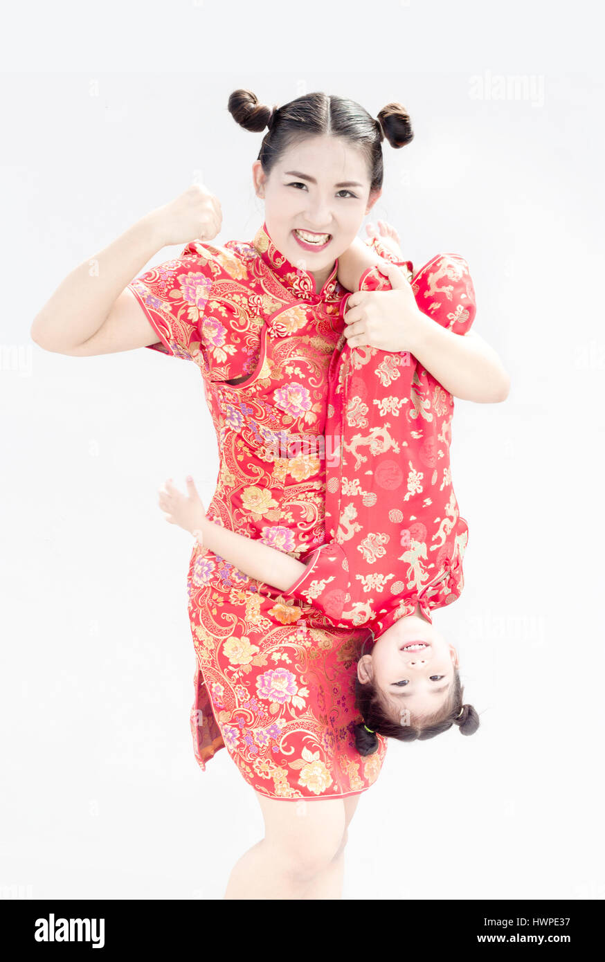 Cinese asiatica la figlia e la madre grande sorriso in montagna con abbraccio mostra happy time nel nuovo anno festival Foto Stock