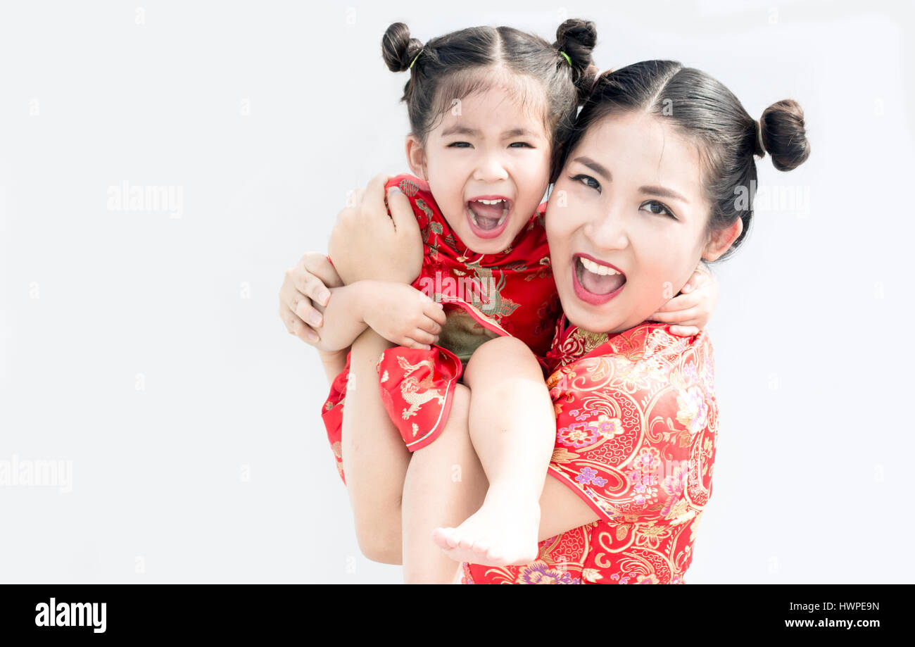 Cinese asiatica la figlia e la madre grande sorriso in montagna con abbraccio mostra happy time nel nuovo anno festival Foto Stock