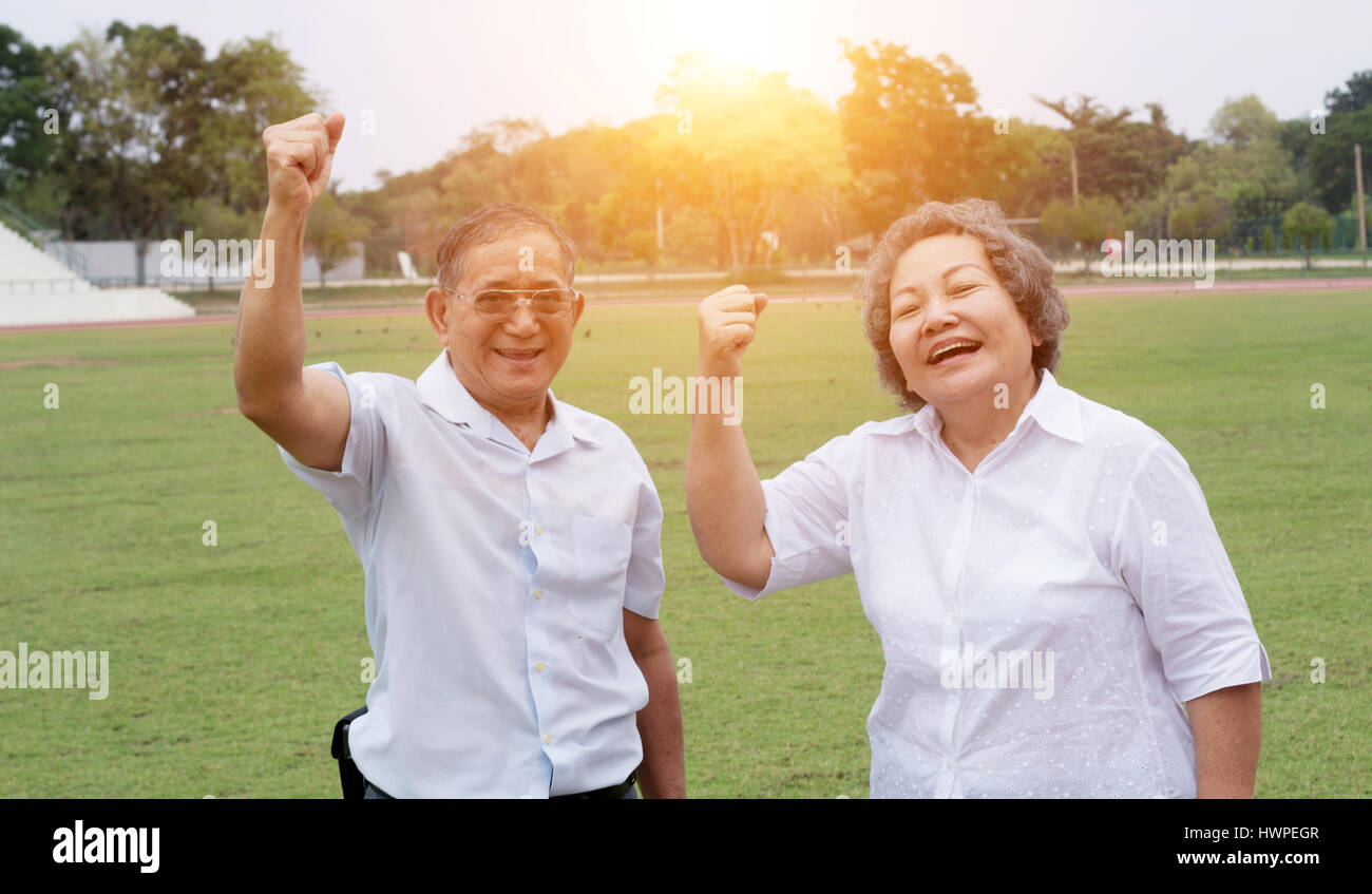 Asian vecchio grandmather e nonno abbraccio in soggetti sani la luce del mattino Foto Stock