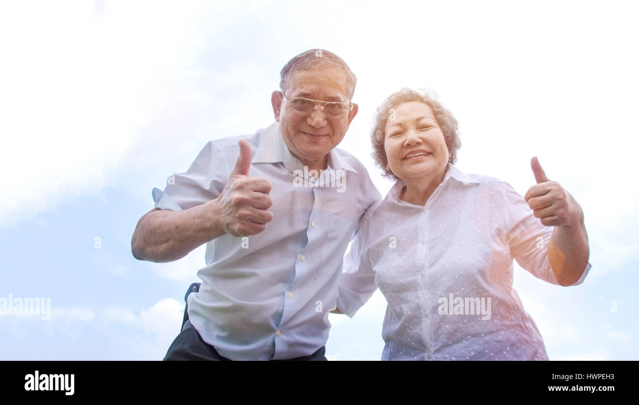 Asian vecchio grandmather e nonno abbraccio in soggetti sani la luce del mattino Foto Stock