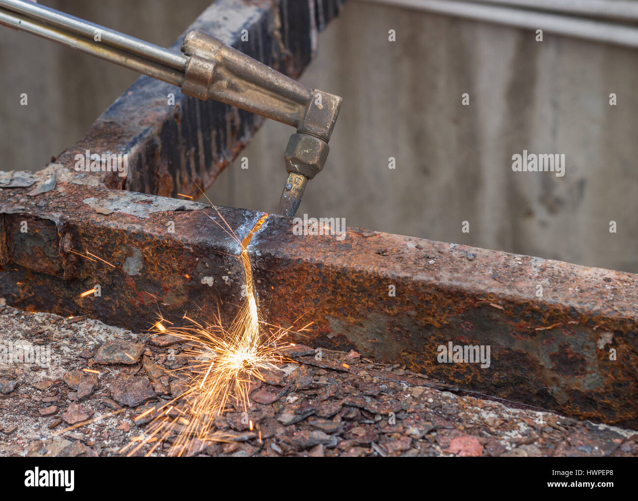 Close up di taglio acciaio vecchio con il fuoco da gas Foto Stock