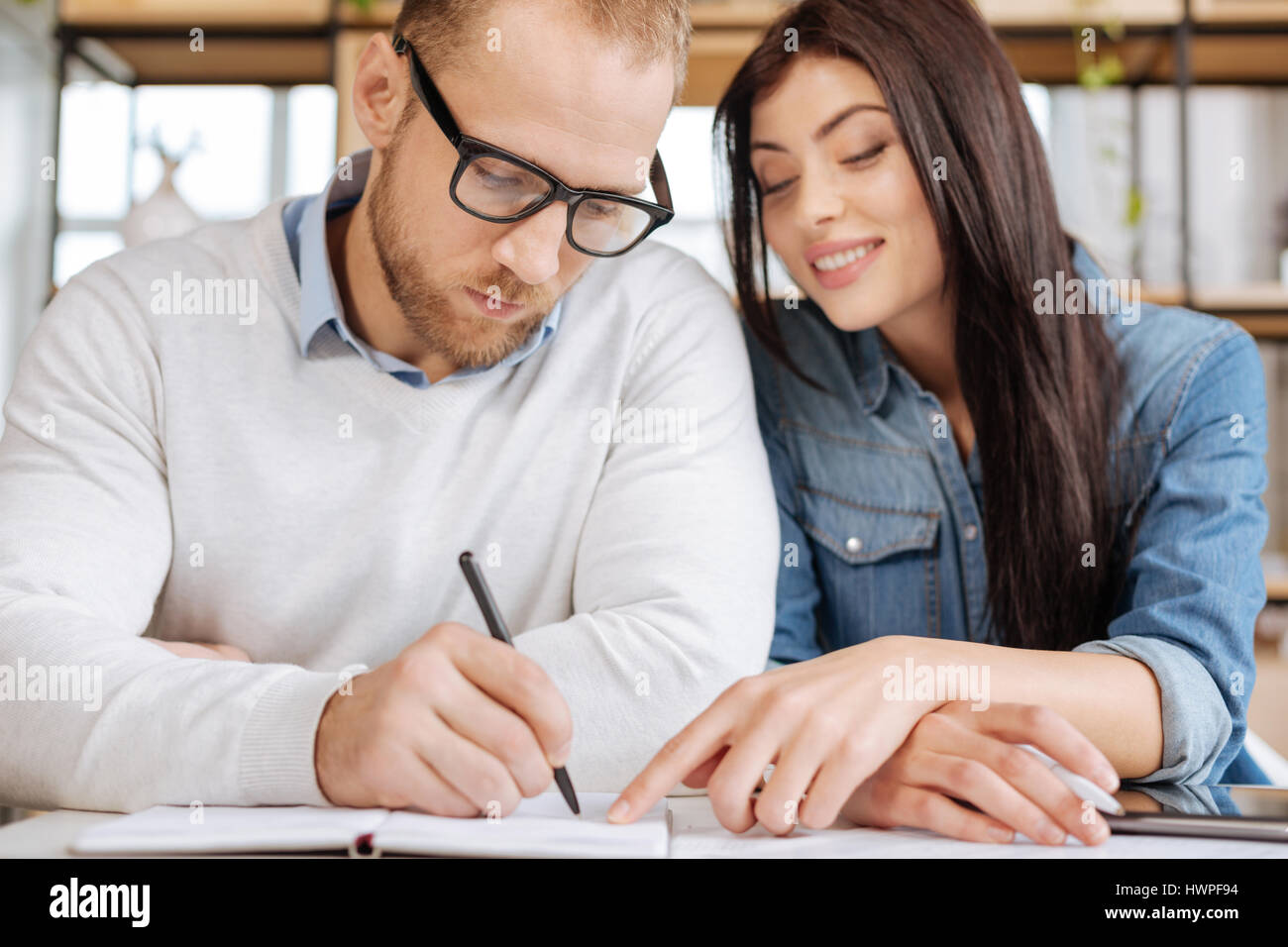 Grave uomo bello lavorare con il suo collega Foto Stock