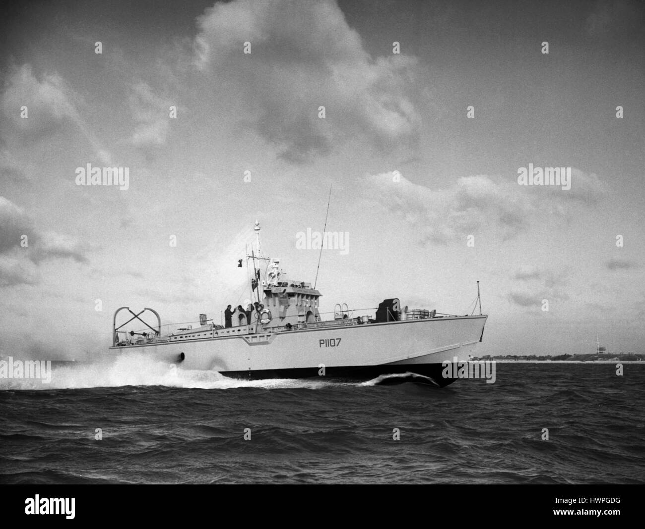 AJAX NEWS & FEATURE SERVICE. 5Th October, 1956. SOLENT, Inghilterra. - Scuro classe/MTB MGB veloce imbarcazione di pattuglia ROVER scuro (P1107) alla velocità. Foto:l'AJAX NEWS & FEATURE SERVICE/VT collezione REF:VT2243 Foto Stock