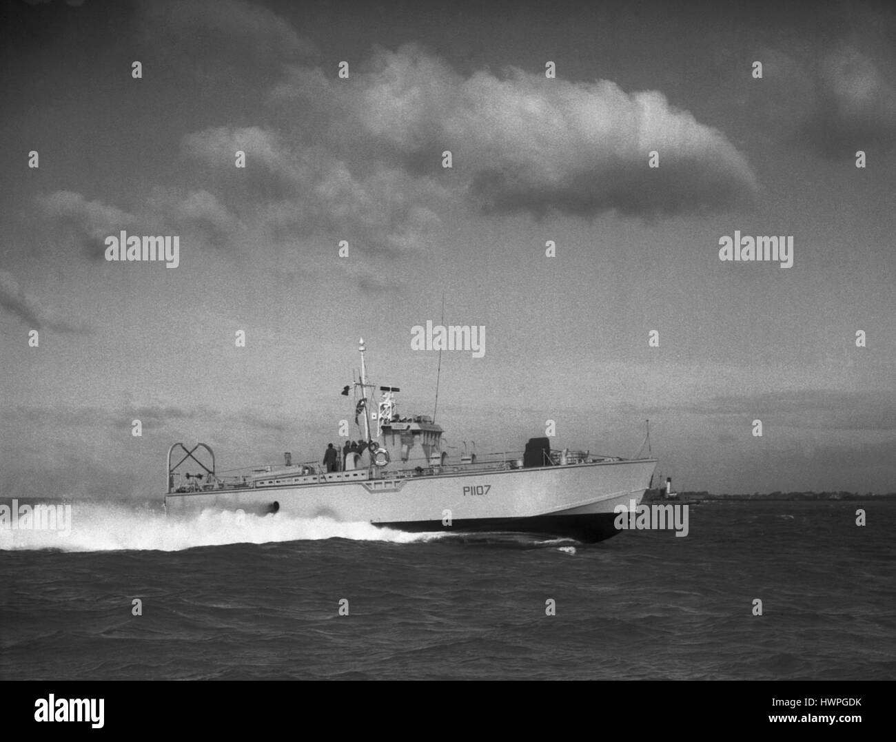 AJAX NEWS & FEATURE SERVICE. 5Th October, 1956. SOLENT, Inghilterra. - Scuro classe/MTB MGB veloce imbarcazione di pattuglia ROVER scuro (P1107) alla velocità. Foto:l'AJAX NEWS & FEATURE SERVICE/VT collezione REF:VT2244 Foto Stock