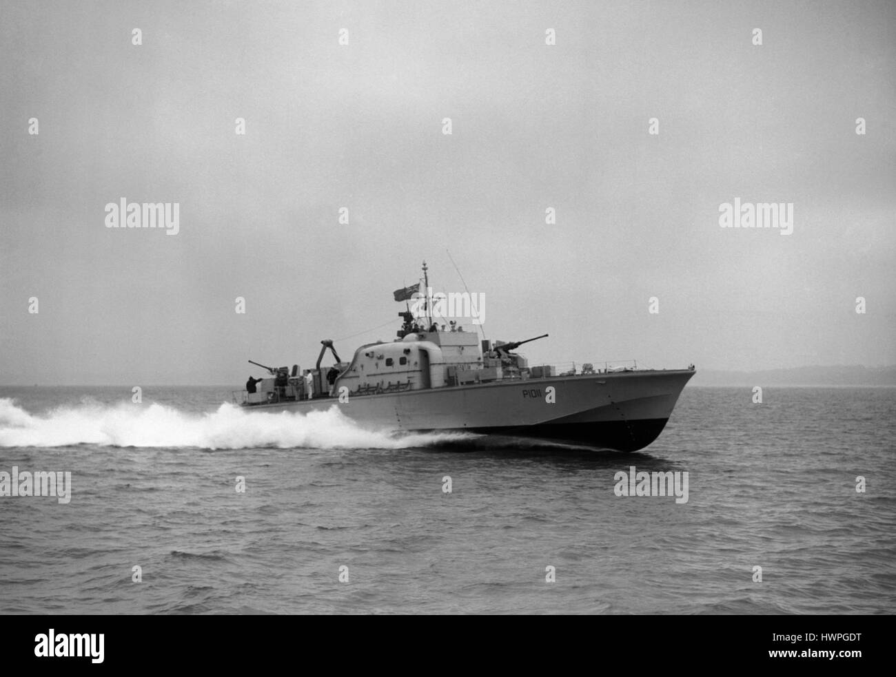 AJAX NEWS & FEATURE SERVICE. 27TH COTOBER, 1958. SOLENT, Inghilterra. - Veloce imbarcazione di pattuglia prove - VOSPER progettato e costruito FPB PFIEL (P1011) su High Speed Trials. Foto:l'AJAX NEWS & FEATURE SERVICE/VT collezione REF:VT2883 Foto Stock