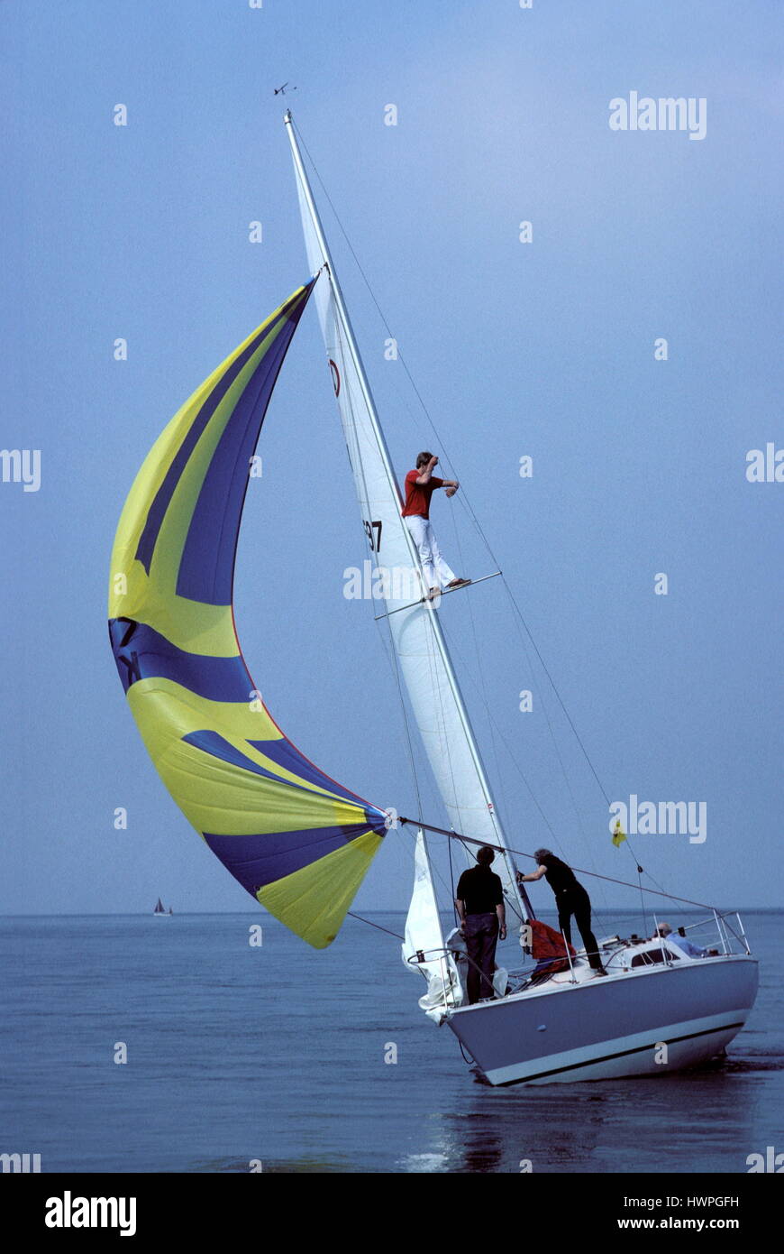 AJAXNETPHOTO. Canale di aghi, Inghilterra. - Messa a terra - uno yacht con tutte le vele impostate arenarsi su il Sandbank mentre il suo equipaggio si adoperano per liberarlo. Foto:JONATHAN EASTLAND/AJAX REF:21207 3 18 Foto Stock