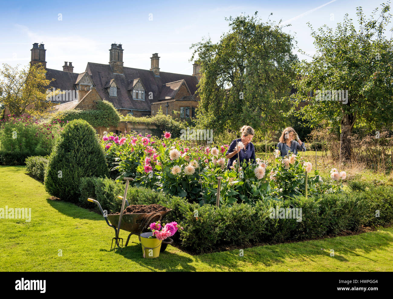 Re. La Terra giardinieri Henrietta Courtauld e Bridget Elworthy realizzare il compost a Wardington Manor vicino a Banbury, Oxfordshire - diffusione di compost tra Foto Stock