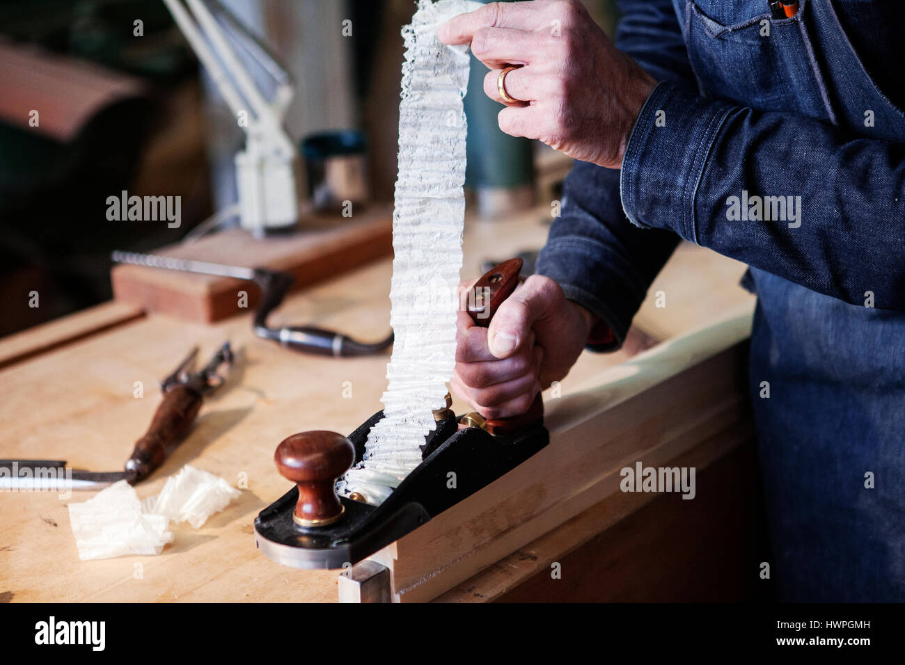 Sezione mediana del falegname pianificazione tavolato in legno in laboratorio Foto Stock