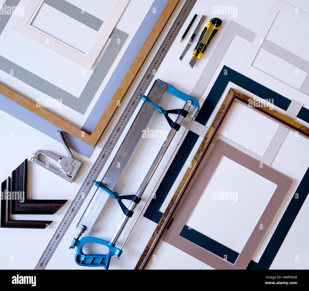Vista aerea di cornici con strumenti di lavoro sulla tavola in officina Foto Stock