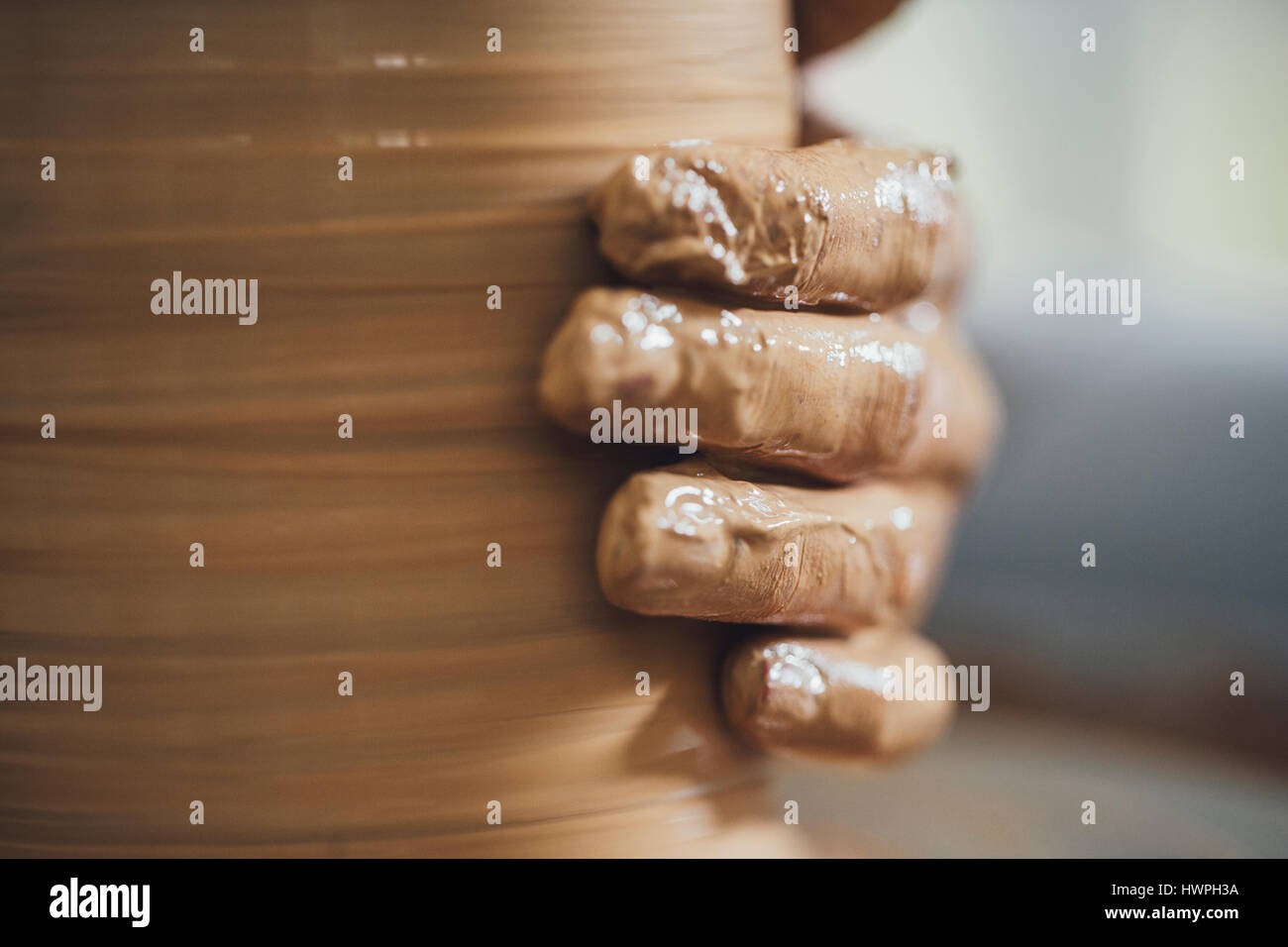 Close-up di potter la mano di argilla di sagomatura in officina Foto Stock