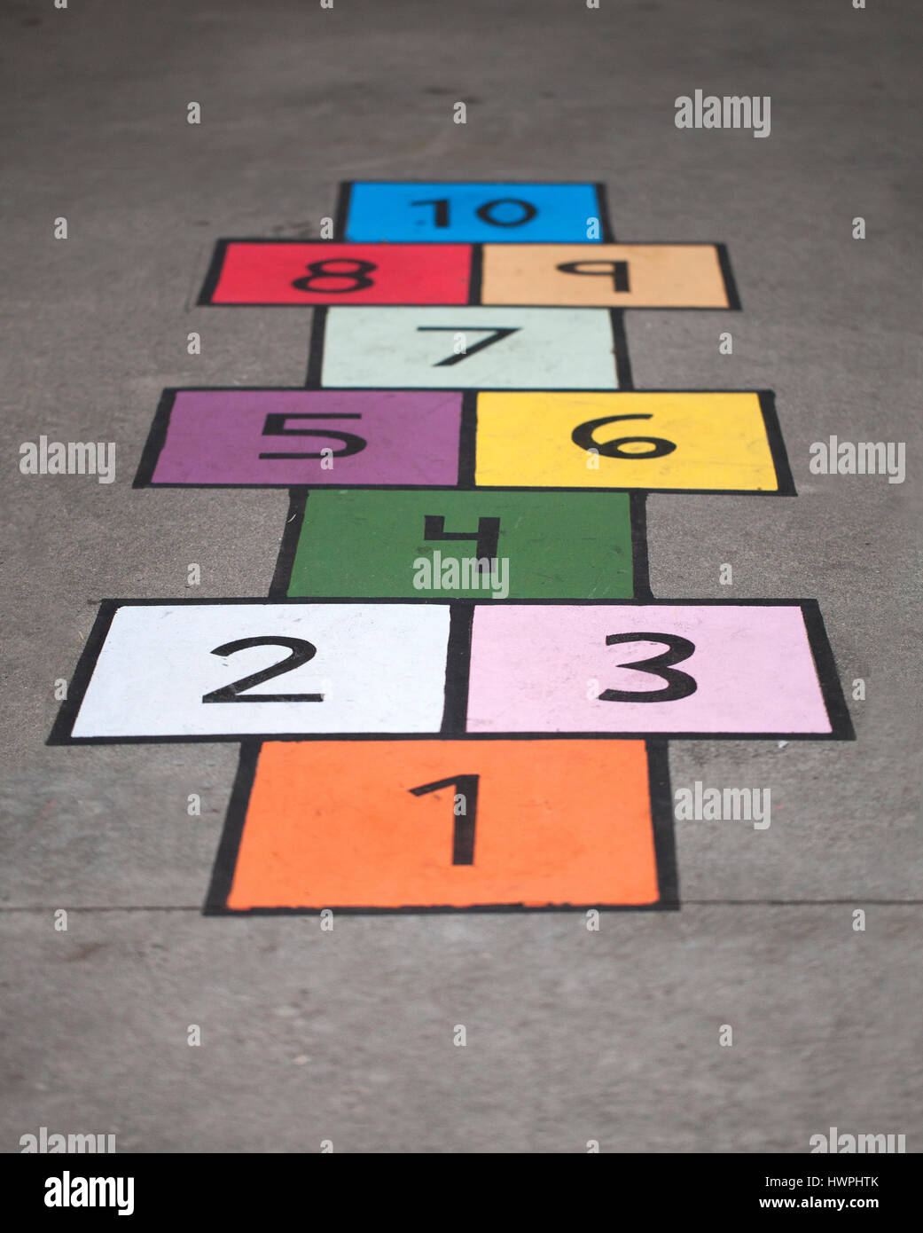 Un coloratissimo gioco campana dipinta sul marciapiede Foto Stock