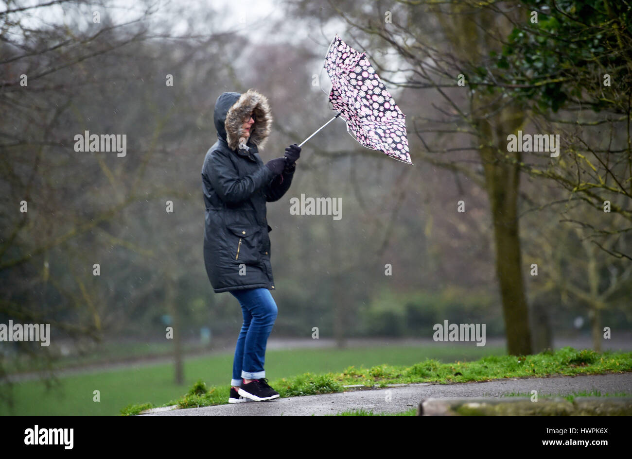 Brighton, Regno Unito. 22 Mar, 2017. Una donna lotte con il suo ombrello in un freddo umido e ventoso mattina a Brighton con alcune parti della Gran Bretagna Previsioni per avere il credito di neve: Simon Dack/Alamy Live News Foto Stock