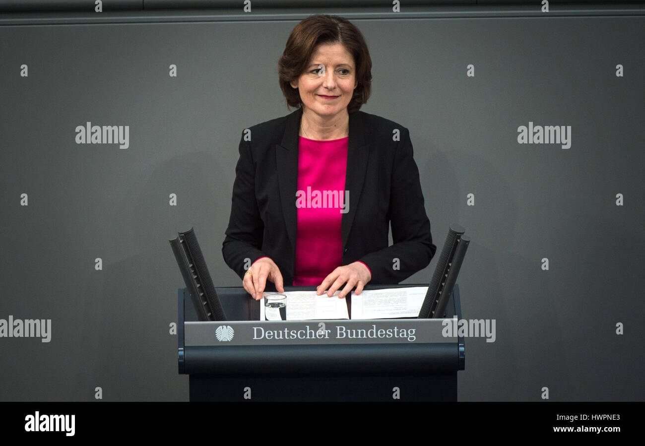 Berlino, Germania. 22 Mar, 2017. Malu Malu Dreyer, premier del Land Renania Palatinato e attuale presidente del Consiglio federale, dà un discorso alla riunione congiunta del Parlamento federale e il Consiglio federale tedesco il parlamento federale a Berlino, Germania, 22 marzo 2017. Steinmeier ha assunto il mandato come il dodicesimo presidente della Repubblica federale di Germania il 19 marzo 2017. Foto: Sophia Kembowski/dpa/Alamy Live News Foto Stock