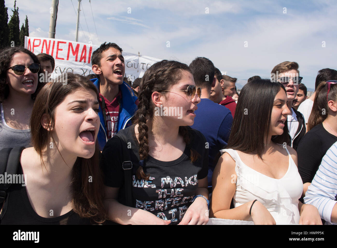 Atene, Grecia. Il 22 marzo 2017. Gli studenti gridare slogan contro l attuale sistema educativo e le recenti riforme attuate dal Ministero dell'istruzione. Alta scuola gli studenti si sono riuniti davanti al Ministero della Pubblica Istruzione per protesta contro il sistema dell'istruzione. Credito: Nikolas Georgiou/Alamy Live News Foto Stock