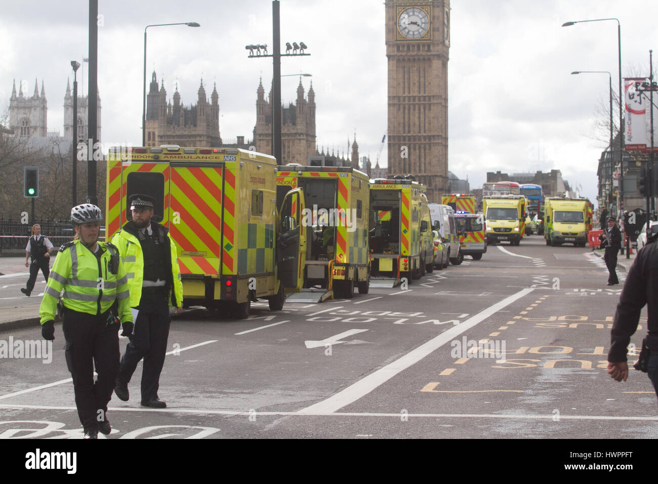 Londra, Regno Unito. 22 Mar, 2017. Westminster Bridge è isolato per i membri del pubblico a Londra e la zona intorno a Westminster e le case del Parlamento è stata evacuata dopo un sospetto attacco terroristico. Credito: amer ghazzal/Alamy Live News Foto Stock