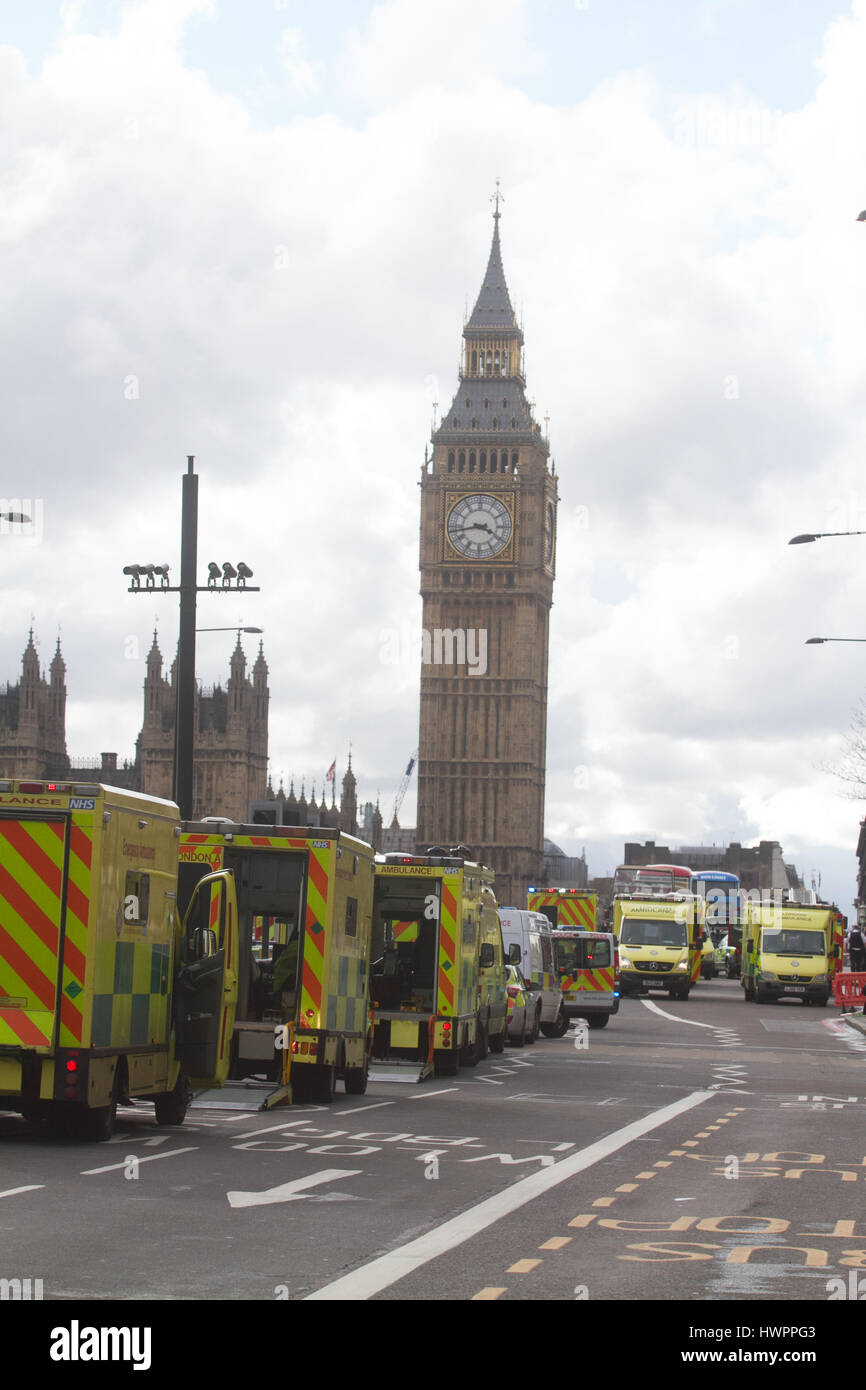 Londra, Regno Unito. 22 Mar, 2017. Westminster Bridge è cordoned ai membri del pubblico dopo un sospetto attacco terroristico presso le Case del Parlamento Credito: amer ghazzal/Alamy Live News Foto Stock