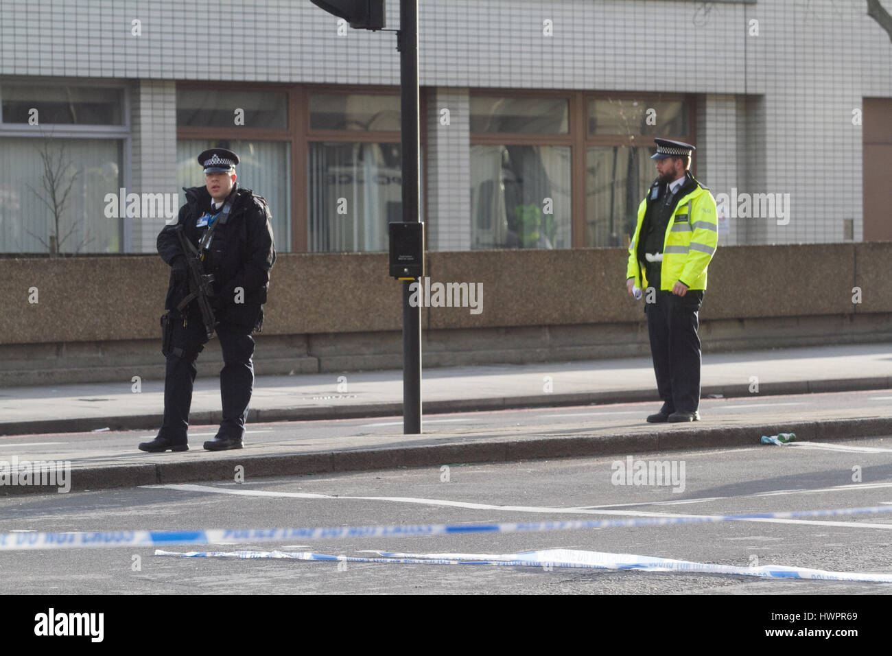 Londra, Regno Unito. 22 Mar, 2017.Westminster Bridge è isolato per i membri del pubblico a Londra e la zona intorno a Westminster e le case del Parlamento è stata evacuata dopo un sospetto attacco terroristico. Credito: amer ghazzal/Alamy Live News Foto Stock