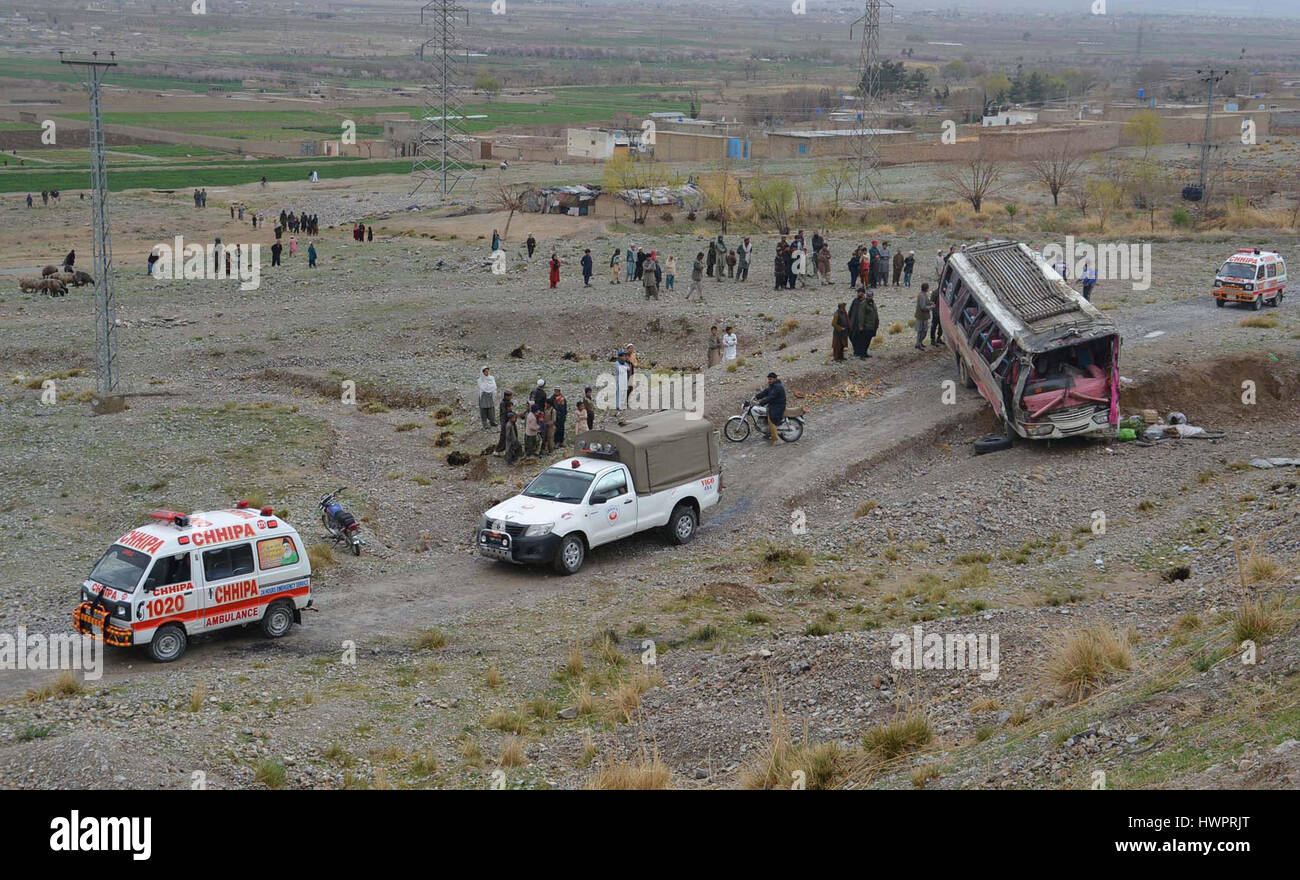 Raduno di persone sul posto dopo un incidente stradale a Western Bypass a Quetta Mercoledì, 22 marzo 2017. Più di venti persone ferite in un incidente nel momento in cui il passeggero bus off allontanati dalla strada a causa di eccessiva velocità. Foto Stock