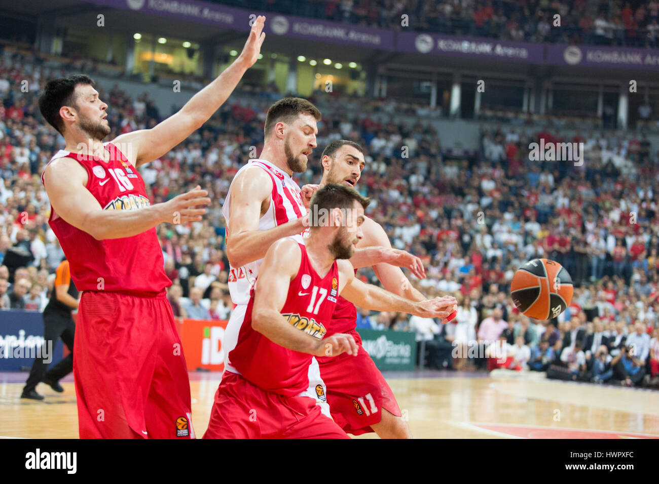 A Belgrado, in Serbia. Xxii marzo, 2017. Ognjen Kuzmic (al centro) della Crvena Zvezda Belgrado mts in azione contro Vangelis Mantzaris,Kostas Papanikolaou e Nikola Milutinov di Olympiacos Pireo durante il 2016/2017 Turkish Airlines Eurolega Regular Season Round 27 gioco tra Crvena Zvezda Belgrado MTS e Olympiacos Pireo a Kombank Arena il 22 marzo 2017 a Belgrado in Serbia. Credito: Nikola Krstic/Alamy Live News Foto Stock