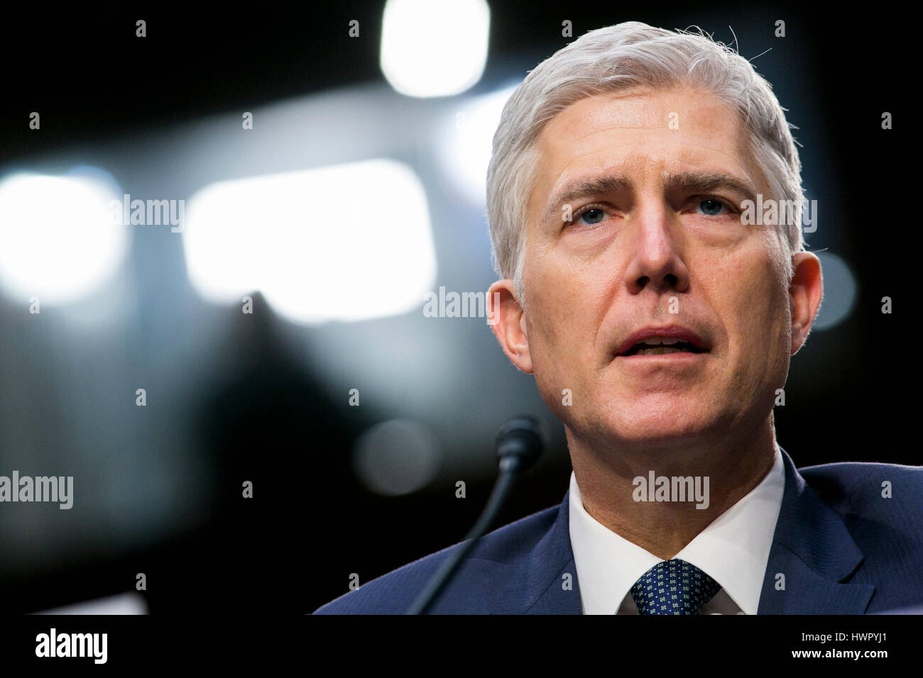 Washington, Stati Uniti d'America. 22 Mar, 2017. Giudice Neil Gorsuch testimonia durante la sua Corte Suprema conferma audizione dinanzi alla commissione giudiziaria del Senato a Washington D.C., il 22 marzo 2017. Gorsuch è stato nominato dal presidente Donald Trump per occupare il posto vacante lasciato sulla corte dalla morte di giustizia Antonin Scalia. Credito: Kristoffer Tripplaar/Alamy Live News Foto Stock