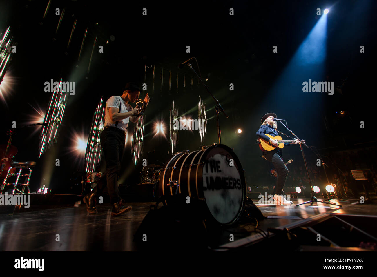 London, Ontario, Canada. Xxii marzo, 2017. American folk-rock band di Lumineers con lead singer Wesley Schultz esibirsi in concerto a Londra, Ont., il 22 marzo 2017. Credito: Mark Spowart/Alamy Live News Foto Stock