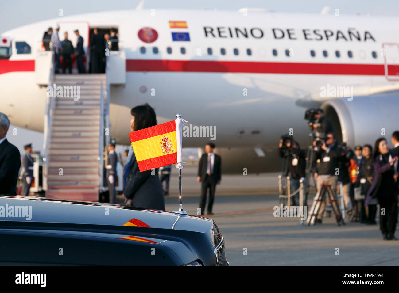 Tokyo, Giappone. 4 apr, 2017. Un piano a getto di spagnolo Air Force, con la Spagna il re Felipe VI e sua moglie Letizia a bordo, arrivano a Tokyo International Airport Terminal VIP il 4 aprile 2017, Tokyo, Giappone. La coppia reale si incontreranno Primo Ministro giapponese Shinzo Abe e l'imperatore Akihito durante i 4 giorni di visita. Questo è il Re della prima visita in Asia poiché la sua adesione al trono nel 2014. Credito: Rodrigo Reyes Marin/AFLO/Alamy Live News Foto Stock