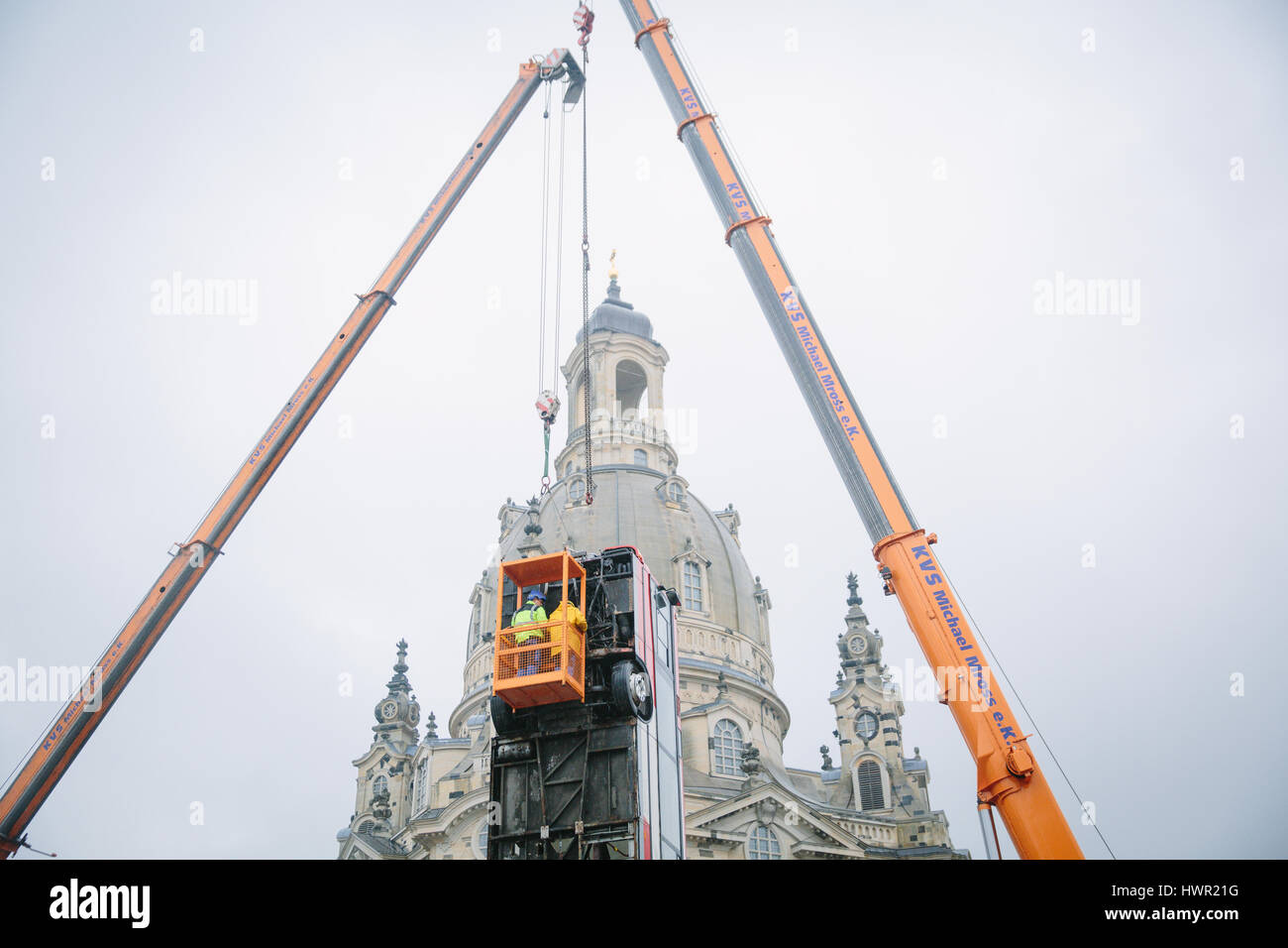 Dresden, Germania. 4 apr, 2017. Il bus installazione 'Monument' è smontato a Neumarkt a Dresda, in Germania, 4 aprile 2017. I tre posti verticalmente gli autobus dell'artista Manaf Halbouni saranno spostati al teatro Gorki di Berlino. Foto: Oliver Killig/dpa-Zentralbild/dpa/Alamy Live News Foto Stock