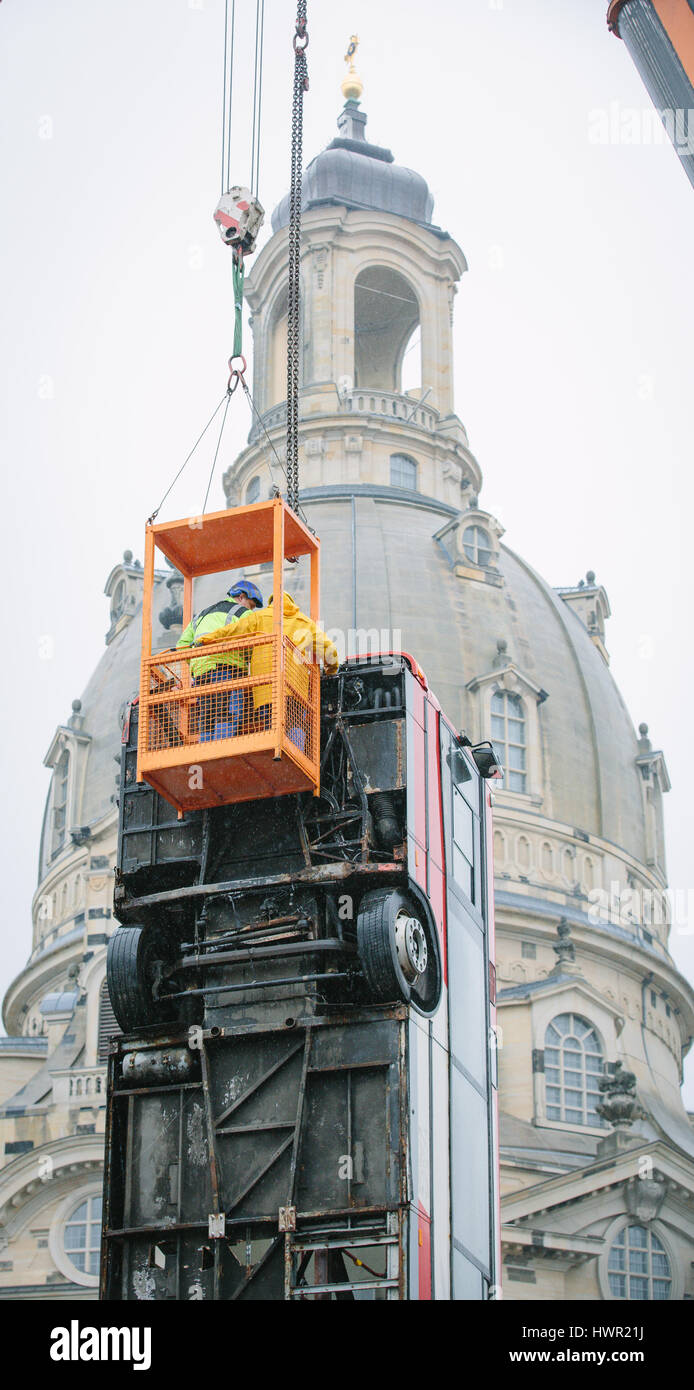 Dresden, Germania. 4 apr, 2017. Il bus installazione 'Monument' è smontato a Neumarkt a Dresda, in Germania, 4 aprile 2017. I tre posti verticalmente gli autobus dell'artista Manaf Halbouni saranno spostati al teatro Gorki di Berlino. Foto: Oliver Killig/dpa-Zentralbild/dpa/Alamy Live News Foto Stock