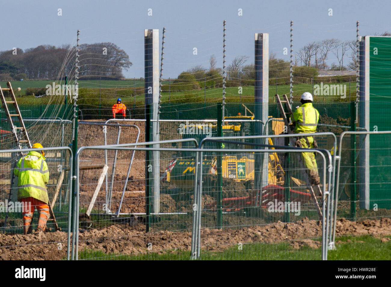 Installazione di scherma e schermi di sicurezza in metallo presso il Caudrilla Exploration Site, Blackpool, Regno Unito. 4th aprile 2017. Forte presenza di polizia in risposta ai dimostranti che continuano a picket l'area intorno al fracking per il gas di scisto sito approvato a Westby-by Plumpton, nel Lancashire. Prosegue il lavoro presso il primo sito sperimentale di fracking orizzontale nel Regno Unito per l'estrazione di gas di scisto. Il governo ha approvato i piani dell'azienda energetica Cuadrilla di fracking presso il sito Preston New Road a Little Plumpton nell'ottobre dello scorso anno. Credit; MediaWorldImages/AlamyLiveNews Foto Stock