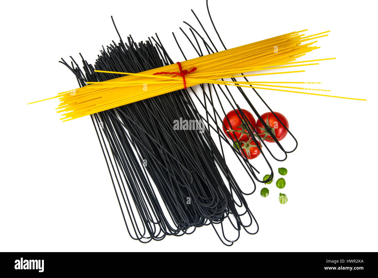 Spaghetti al nero su sfondo bianco Foto Stock