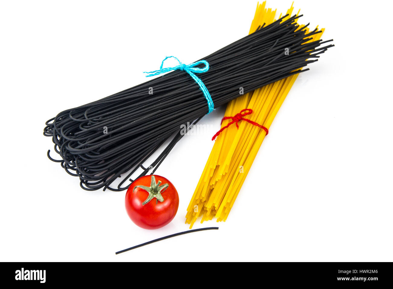 Spaghetti al nero su sfondo bianco Foto Stock
