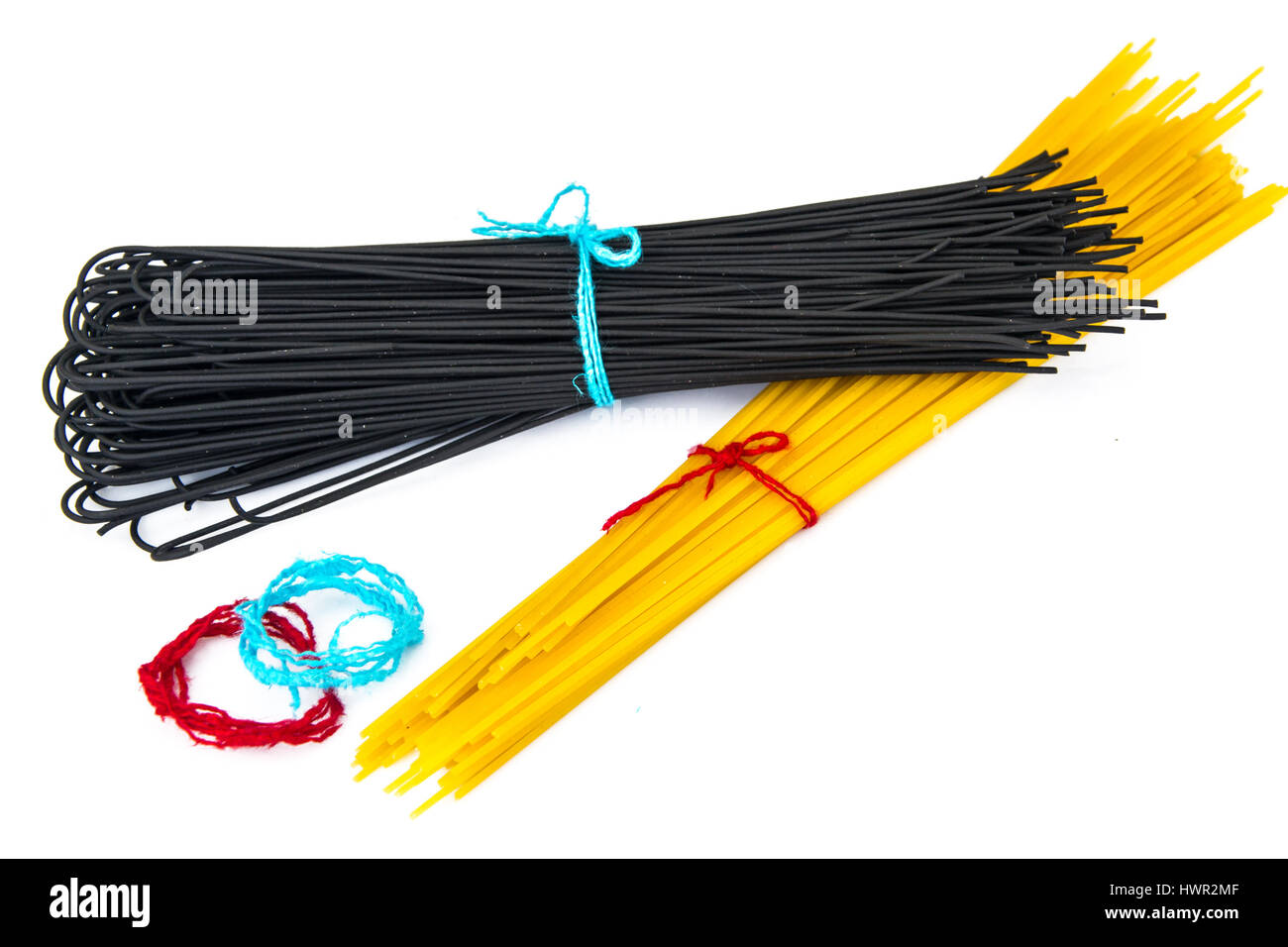 Spaghetti al nero su sfondo bianco Foto Stock