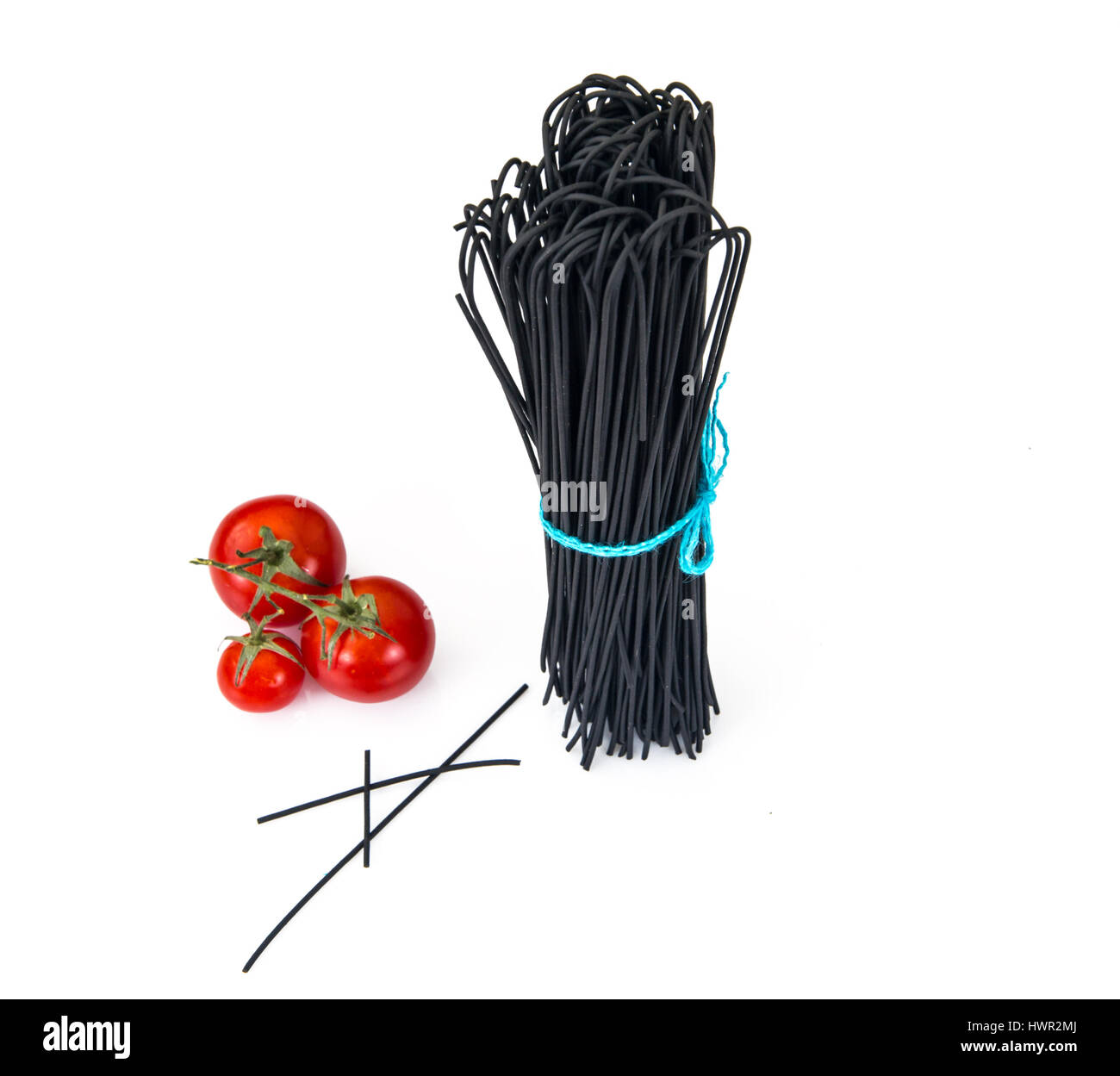 Spaghetti al nero su sfondo bianco Foto Stock