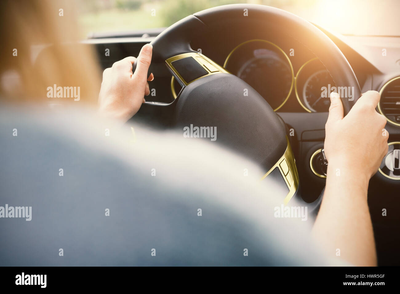 Immagine ritagliata della donna alla guida mentre si viaggia in auto Foto Stock