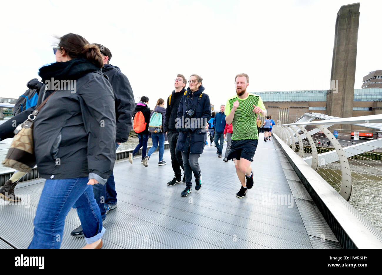 Londra, Inghilterra, Regno Unito. Runner sul Millennium Bridge, acceso dalla Tate Modern a nord Foto Stock