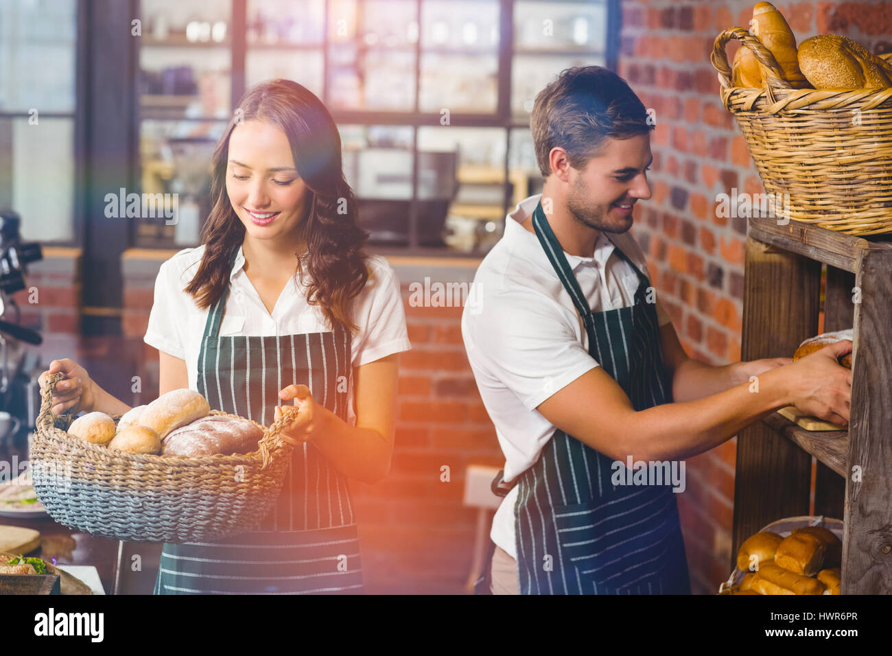 Immagine grafica di flare contro felice co-lavoratori al coffee house Foto Stock