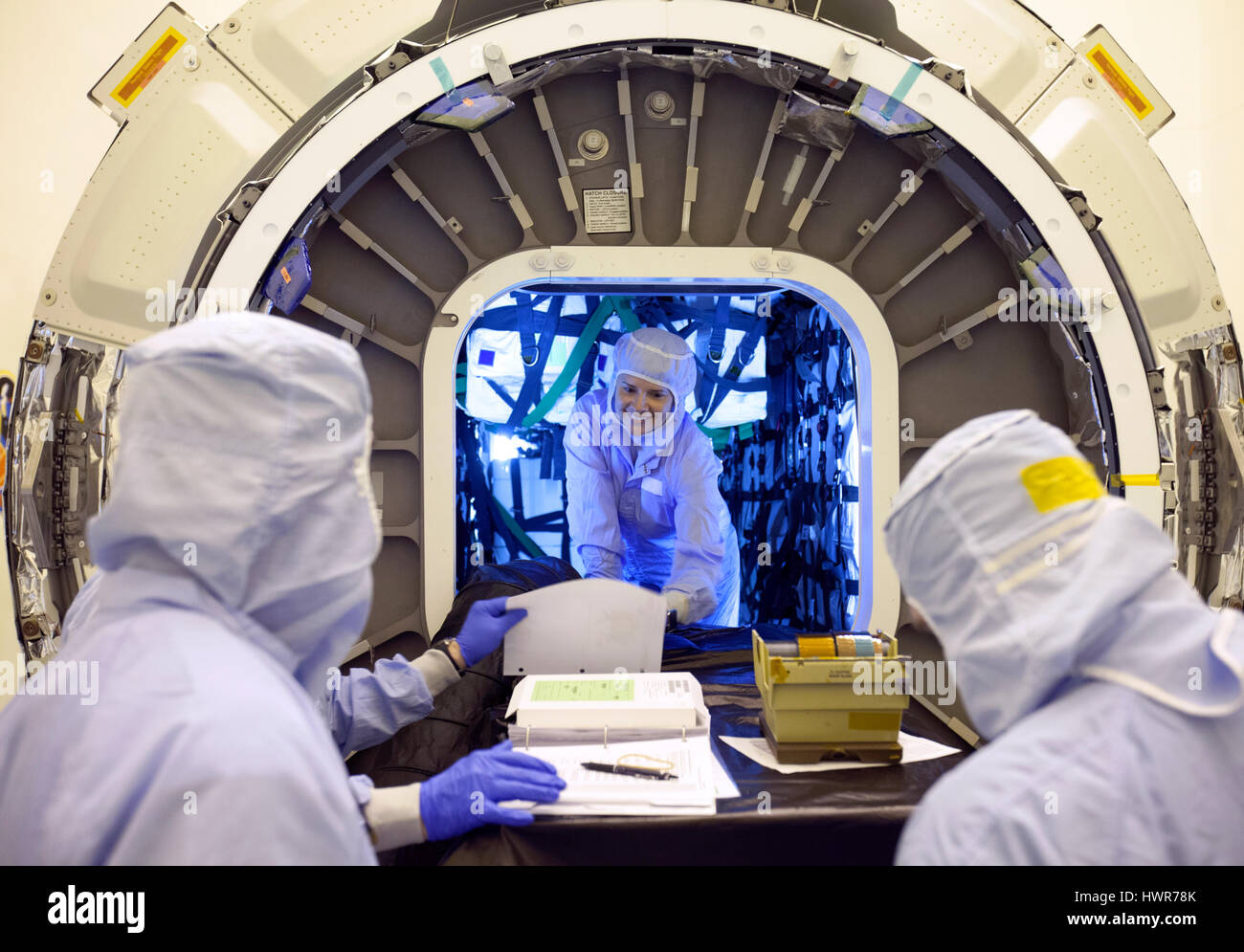 I tecnici della NASA cargo carico nell'orbitale ATK Cygnus pressurizzato modulo di carico nella fase finale di preparazione al regno di lancio del payload di alleanza pericolosa facilità di manutenzione presso il Kennedy Space Center Marzo 3, 2017 in Cape Canaveral, in Florida. L'orbitale ATK CRS-7 di rialimentazione commerciale servizi missione alla stazione spaziale internazionale è prevista per il lancio del 24 marzo 2017. Foto Stock