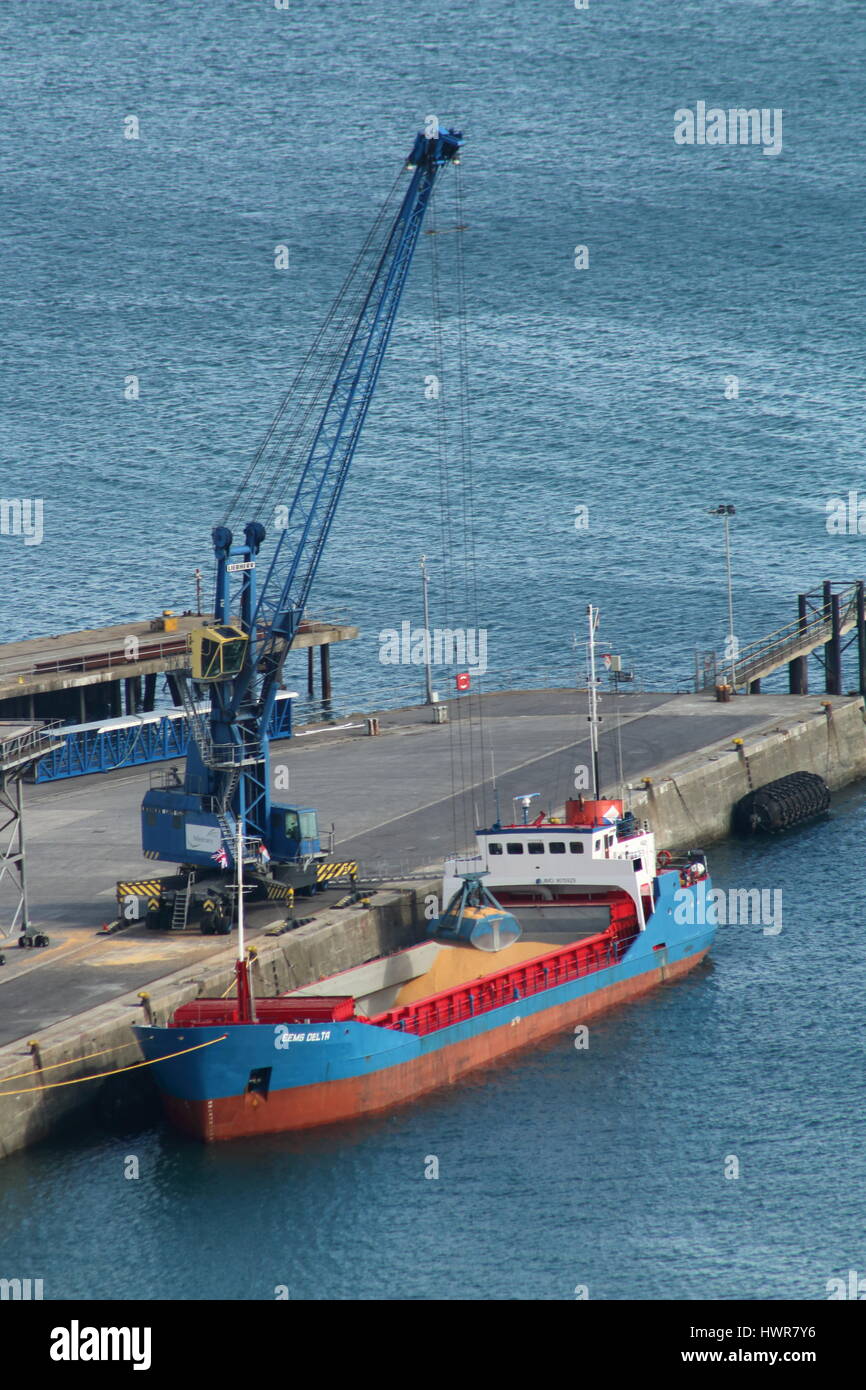 La sabbia di essere scaricati dalla nave nel porto di Portland,Dorset, Regno Unito Foto Stock